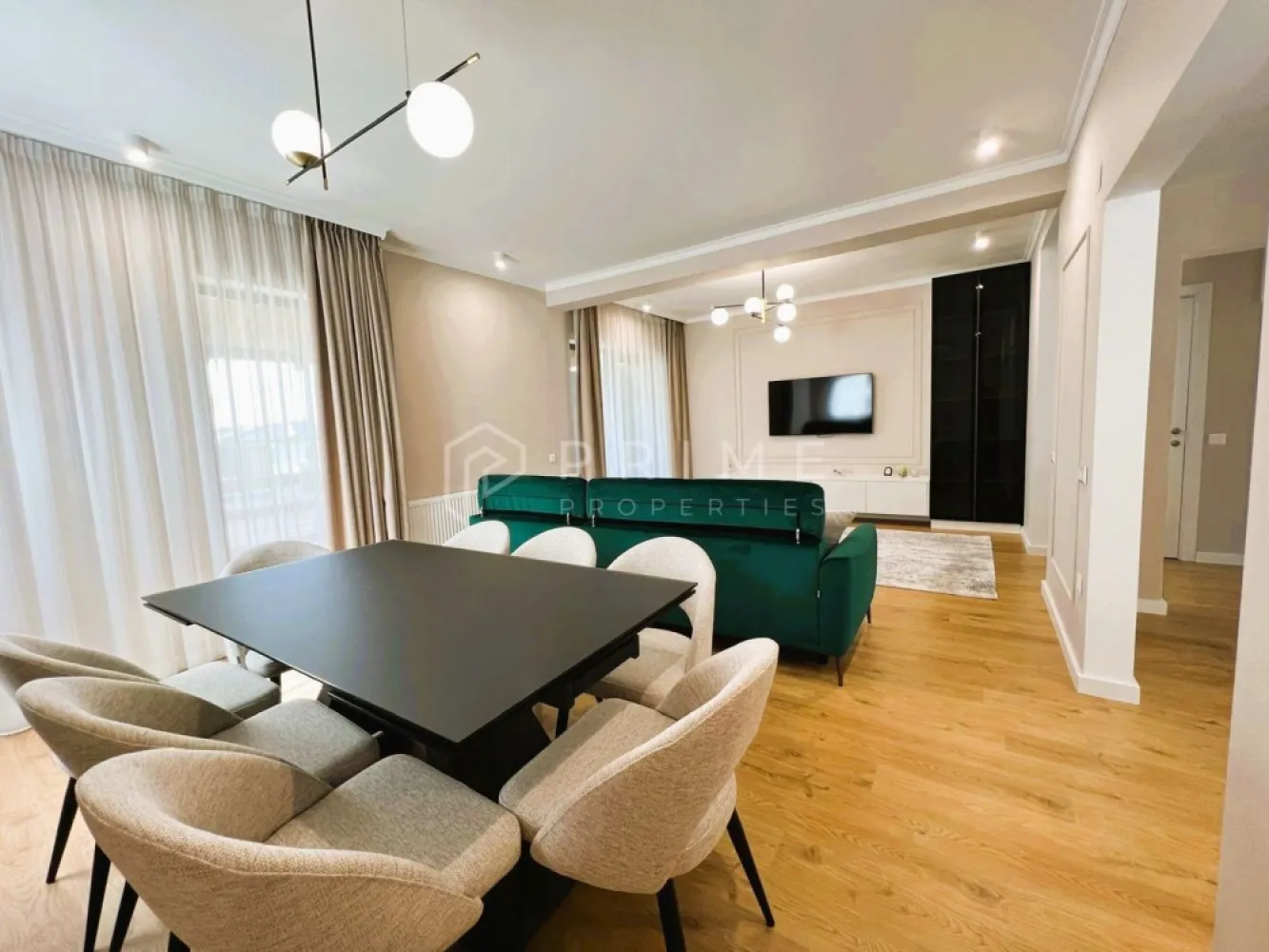 Casă Duplex de vânzare – Corunca | Design deosebit, aproape de pădure - Descoperă o casă tip duplex care impresionează printr-un proiect de design interior atent gândit, în culori neutre, calde și deschise, completate de accente elegante. Fiecare detaliu a fost ales cu grijă, folosindu-se materiale de cea mai bună calitate, pentru un ambient rafinat și primitor.

Casa este situată în Corunca, cu acces rapid la E60 și la doar câțiva pași de pădure – locul ideal pentru liniște și relaxare.

Se vinde complet mobilată și utilată, exact ca în prezentare.

🔹 Interior premium
Bucătărie modernă, complet utilată, cu hotă rotundă neagră – element statement
Spații de depozitare inteligente, discret integrate
Parchet în nuanța lemnului natural
Design coerent, echilibrat, cu finisaje de top

🔹 Compartimentare eficientă
Parter:
Hol de intrare cu dressing integrat sub scară
Toaletă de serviciu
Bucătărie open space, parțial delimitată de living
Living luminos, cu acces către o terasă generoasă, ideală pentru relaxare

Etaj:
3 dormitoare
Dormitor matrimonial cu baie proprie și balcon
Baie suplimentară pentru celelalte dormitoare

🔹 Exterior & construcție

✔️ Teren de 282 mp
✔️ Curte amenajată cu gazon și sistem de irigare
✔️ Perete despărțitor dublu între unități – confort fonic sporit
✔️ Zonă liniștită, aproape de natură

💶 Preț: 255.000 euro (nenegociabil)

Nu sta pe gânduri, vino să vezi această casă, sentimentul pe care ți-l va da este garantat.