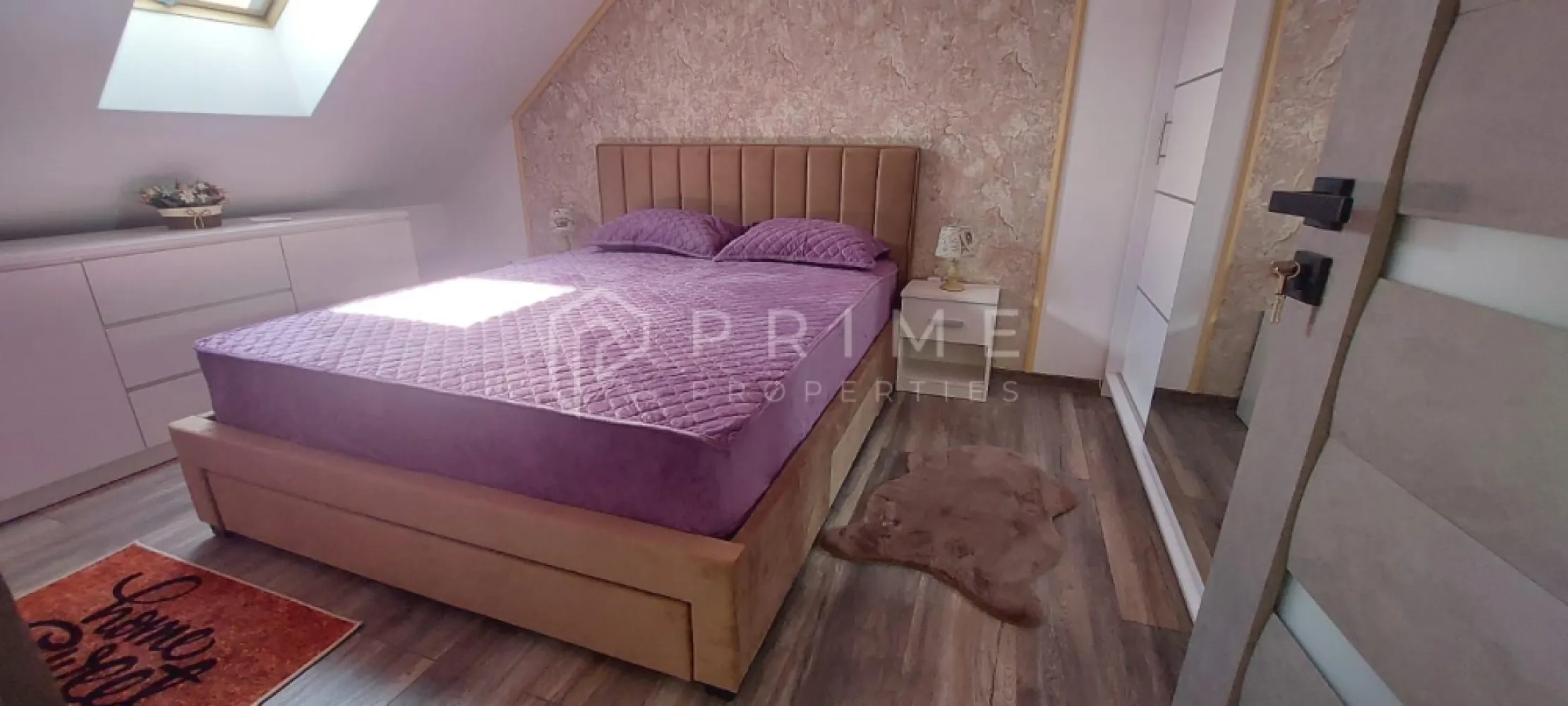 Apartament nou - prima închiriere | 2 cam. 54 mp | Livezeni - Vă oferim spre închiriere apartament la prima folosință, situat într-un bloc nou cu acces securizat, la intrarea în Livezeni, într-o zonă liniștită și aerisită, aproape de viitorul Spital Universitar, Clinica Hiperbară și supermarketul Penny Market.
Locuința este ideală pentru o persoană sau un cuplu care își dorește confort, liniște și dotări moderne.
Caracteristici
- 54 mp suprafață utilă
- etaj 3 (mansardat)
- balcon cu vedere panoramică
- apartament complet nou – prima închiriere
Dotări
- încălzire în pardoseală
- aer condiționat
- video interfon
- acces în complex cu barieră
- loc / locuri de parcare rezervate

La Prime Properties, fiecare tranzacție înseamnă mai mult decât o simplă achiziție – este un proces complet, în care colaborăm cu cei mai buni profesioniști: notari, avocați, evaluatori, specialiști în certificate energetice și consultanți de credite imobiliare.
Astfel, atunci când alegi o proprietate prin noi, primești la pachet siguranță, transparență și servicii impecabile pe tot parcursul drumului tău către casa ideală.

Ne dedicăm 100% fiecărui client, iar asta se reflectă în rezultate și în încrederea pe care o primim înapoi prin recomandările lor.
Această proprietate nu este exact ceea ce cauți?
Lasă-ne să îți găsim alternativa potrivită. Agentul tău Prime îți va oferi soluții avantajoase, adaptate stilului tău de viață.
Contactează-ne astăzi. Până acum nu am dezamăgit niciun client – și nu vom începe cu tine.
Comision: 50% din valoarea unei chirii lunare.