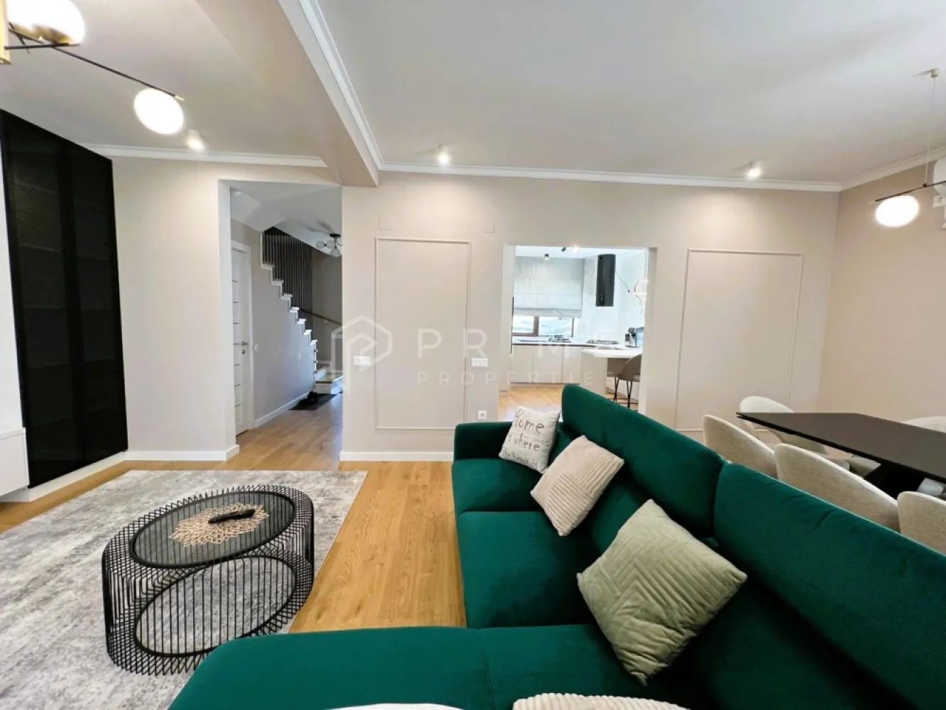 Casă Duplex de vânzare – Corunca | Design deosebit, aproape de pădure - Descoperă o casă tip duplex care impresionează printr-un proiect de design interior atent gândit, în culori neutre, calde și deschise, completate de accente elegante. Fiecare detaliu a fost ales cu grijă, folosindu-se materiale de cea mai bună calitate, pentru un ambient rafinat și primitor.

Casa este situată în Corunca, cu acces rapid la E60 și la doar câțiva pași de pădure – locul ideal pentru liniște și relaxare.

Se vinde complet mobilată și utilată, exact ca în prezentare.

🔹 Interior premium
Bucătărie modernă, complet utilată, cu hotă rotundă neagră – element statement
Spații de depozitare inteligente, discret integrate
Parchet în nuanța lemnului natural
Design coerent, echilibrat, cu finisaje de top

🔹 Compartimentare eficientă
Parter:
Hol de intrare cu dressing integrat sub scară
Toaletă de serviciu
Bucătărie open space, parțial delimitată de living
Living luminos, cu acces către o terasă generoasă, ideală pentru relaxare

Etaj:
3 dormitoare
Dormitor matrimonial cu baie proprie și balcon
Baie suplimentară pentru celelalte dormitoare

🔹 Exterior & construcție

✔️ Teren de 282 mp
✔️ Curte amenajată cu gazon și sistem de irigare
✔️ Perete despărțitor dublu între unități – confort fonic sporit
✔️ Zonă liniștită, aproape de natură

💶 Preț: 255.000 euro (nenegociabil)

Nu sta pe gânduri, vino să vezi această casă, sentimentul pe care ți-l va da este garantat.