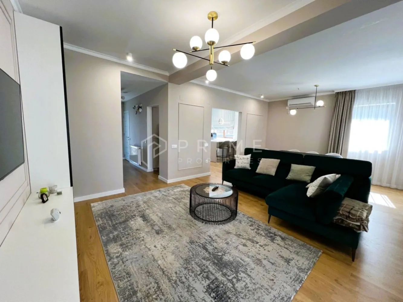 Casă Duplex de vânzare – Corunca | Design deosebit, aproape de pădure - Descoperă o casă tip duplex care impresionează printr-un proiect de design interior atent gândit, în culori neutre, calde și deschise, completate de accente elegante. Fiecare detaliu a fost ales cu grijă, folosindu-se materiale de cea mai bună calitate, pentru un ambient rafinat și primitor.

Casa este situată în Corunca, cu acces rapid la E60 și la doar câțiva pași de pădure – locul ideal pentru liniște și relaxare.

Se vinde complet mobilată și utilată, exact ca în prezentare.

🔹 Interior premium
Bucătărie modernă, complet utilată, cu hotă rotundă neagră – element statement
Spații de depozitare inteligente, discret integrate
Parchet în nuanța lemnului natural
Design coerent, echilibrat, cu finisaje de top

🔹 Compartimentare eficientă
Parter:
Hol de intrare cu dressing integrat sub scară
Toaletă de serviciu
Bucătărie open space, parțial delimitată de living
Living luminos, cu acces către o terasă generoasă, ideală pentru relaxare

Etaj:
3 dormitoare
Dormitor matrimonial cu baie proprie și balcon
Baie suplimentară pentru celelalte dormitoare

🔹 Exterior & construcție

✔️ Teren de 282 mp
✔️ Curte amenajată cu gazon și sistem de irigare
✔️ Perete despărțitor dublu între unități – confort fonic sporit
✔️ Zonă liniștită, aproape de natură

💶 Preț: 255.000 euro (nenegociabil)

Nu sta pe gânduri, vino să vezi această casă, sentimentul pe care ți-l va da este garantat.