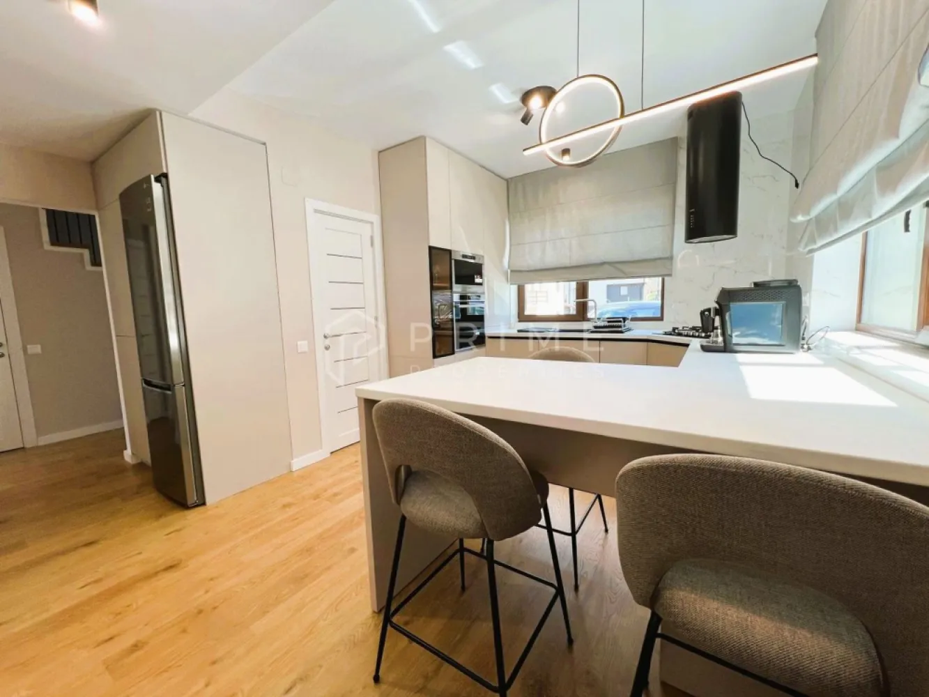 Casă Duplex de vânzare – Corunca | Design deosebit, aproape de pădure - Descoperă o casă tip duplex care impresionează printr-un proiect de design interior atent gândit, în culori neutre, calde și deschise, completate de accente elegante. Fiecare detaliu a fost ales cu grijă, folosindu-se materiale de cea mai bună calitate, pentru un ambient rafinat și primitor.

Casa este situată în Corunca, cu acces rapid la E60 și la doar câțiva pași de pădure – locul ideal pentru liniște și relaxare.

Se vinde complet mobilată și utilată, exact ca în prezentare.

🔹 Interior premium
Bucătărie modernă, complet utilată, cu hotă rotundă neagră – element statement
Spații de depozitare inteligente, discret integrate
Parchet în nuanța lemnului natural
Design coerent, echilibrat, cu finisaje de top

🔹 Compartimentare eficientă
Parter:
Hol de intrare cu dressing integrat sub scară
Toaletă de serviciu
Bucătărie open space, parțial delimitată de living
Living luminos, cu acces către o terasă generoasă, ideală pentru relaxare

Etaj:
3 dormitoare
Dormitor matrimonial cu baie proprie și balcon
Baie suplimentară pentru celelalte dormitoare

🔹 Exterior & construcție

✔️ Teren de 282 mp
✔️ Curte amenajată cu gazon și sistem de irigare
✔️ Perete despărțitor dublu între unități – confort fonic sporit
✔️ Zonă liniștită, aproape de natură

💶 Preț: 255.000 euro (nenegociabil)

Nu sta pe gânduri, vino să vezi această casă, sentimentul pe care ți-l va da este garantat.