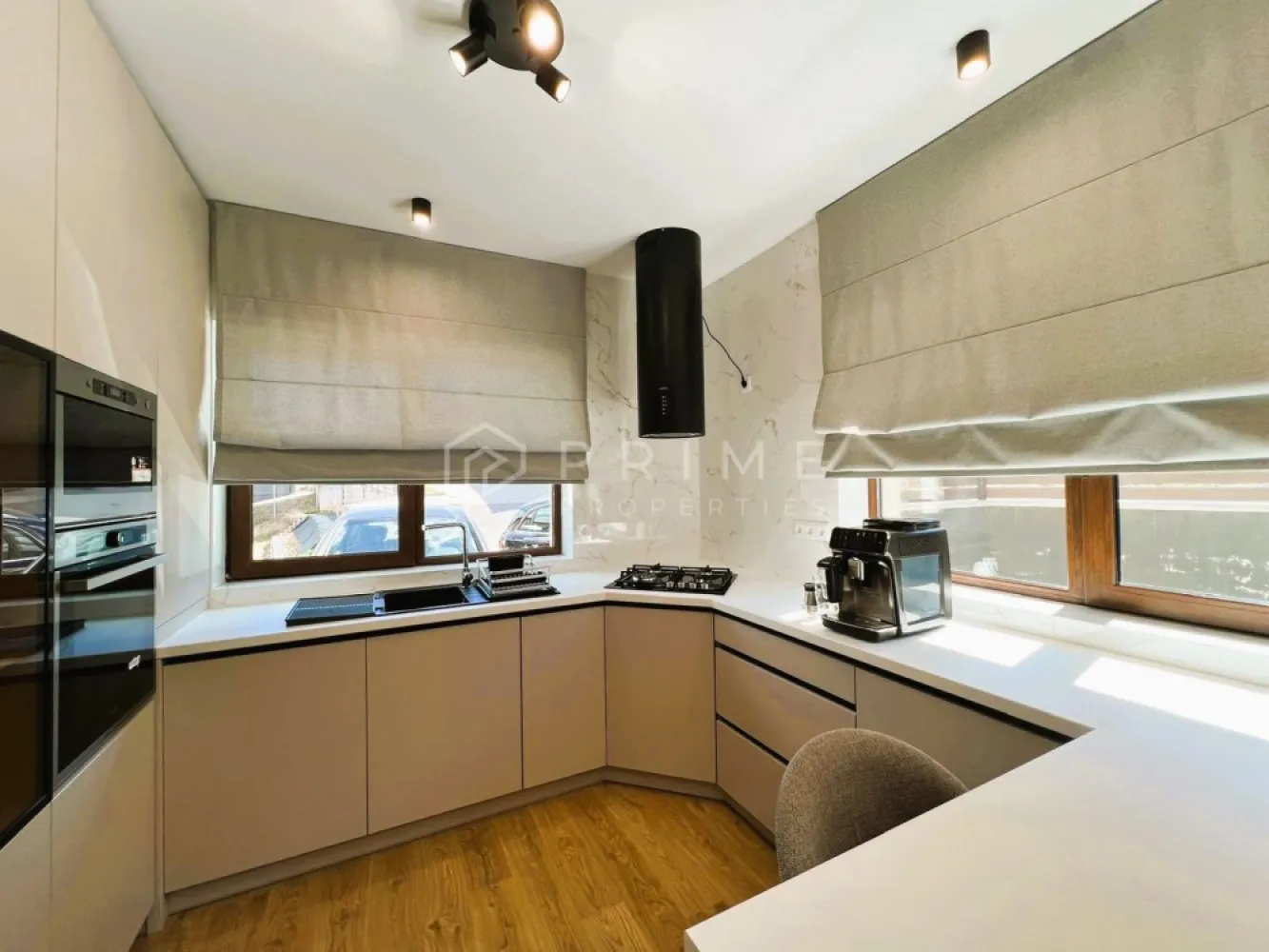 Casă Duplex de vânzare – Corunca | Design deosebit, aproape de pădure - Descoperă o casă tip duplex care impresionează printr-un proiect de design interior atent gândit, în culori neutre, calde și deschise, completate de accente elegante. Fiecare detaliu a fost ales cu grijă, folosindu-se materiale de cea mai bună calitate, pentru un ambient rafinat și primitor.

Casa este situată în Corunca, cu acces rapid la E60 și la doar câțiva pași de pădure – locul ideal pentru liniște și relaxare.

Se vinde complet mobilată și utilată, exact ca în prezentare.

🔹 Interior premium
Bucătărie modernă, complet utilată, cu hotă rotundă neagră – element statement
Spații de depozitare inteligente, discret integrate
Parchet în nuanța lemnului natural
Design coerent, echilibrat, cu finisaje de top

🔹 Compartimentare eficientă
Parter:
Hol de intrare cu dressing integrat sub scară
Toaletă de serviciu
Bucătărie open space, parțial delimitată de living
Living luminos, cu acces către o terasă generoasă, ideală pentru relaxare

Etaj:
3 dormitoare
Dormitor matrimonial cu baie proprie și balcon
Baie suplimentară pentru celelalte dormitoare

🔹 Exterior & construcție

✔️ Teren de 282 mp
✔️ Curte amenajată cu gazon și sistem de irigare
✔️ Perete despărțitor dublu între unități – confort fonic sporit
✔️ Zonă liniștită, aproape de natură

💶 Preț: 255.000 euro (nenegociabil)

Nu sta pe gânduri, vino să vezi această casă, sentimentul pe care ți-l va da este garantat.