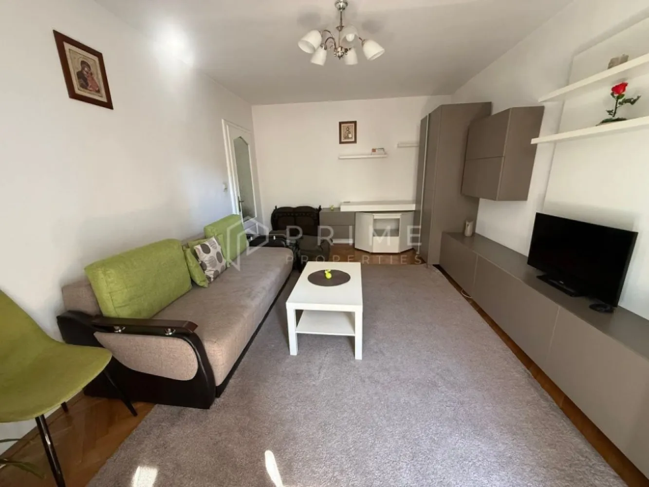 Apartament 2 camere, ideal pentru profesioniști, 7 Noiembrie - Vă oferim spre închiriere un apartament cu 2 camere, situat la etajul 1, într-o zonă apreciată și bine conectată din Târgu Mureș – cartierul 7 Noiembrie.

Proprietatea se remarcă prin poziționarea excelentă, la aproximativ 700 m de centrul orașului, oferind acces rapid către principalele puncte de interes. Datorită amplasării, locuința este ideală pentru persoane care își desfășoară activitatea în domeniul medical sau universitar, dar și pentru o familie serioasă care își dorește confort și eficiență în viața de zi cu zi.

Avantaje ale locației:
- proximitate față de UMF și alte instituții de învățământ superior;
- acces facil către unități medicale și centre universitare;
- școli și grădinițe în apropiere;
- stații de transport în comun (maxi taxi, taxi) la câteva minute;
- acces rapid către gară;
- supermarketuri și magazine în imediata vecinătate.

Apartamentul se închiriază pe termen lung, cu o lună de garanție.

La Prime Properties, fiecare tranzacție înseamnă mai mult decât o simplă achiziție – este un proces complet, în care colaborăm cu cei mai buni profesioniști: notari, avocați, evaluatori, specialiști în certificate energetice și consultanți de credite imobiliare.
Astfel, atunci când alegi o proprietate prin noi, primești la pachet siguranță, transparență și servicii impecabile pe tot parcursul drumului tău către casa ideală.

Ne dedicăm 100% fiecărui client, iar asta se reflectă în rezultate și în încrederea pe care o primim înapoi prin recomandările lor.
Această proprietate nu este exact ceea ce cauți?
Lasă-ne să îți găsim alternativa potrivită. Agentul tău Prime îți va oferi soluții avantajoase, adaptate stilului tău de viață.
Contactează-ne astăzi. Până acum nu am dezamăgit niciun client – și nu vom începe cu tine.
Comision: 50% din valoarea primei luni de chirie.