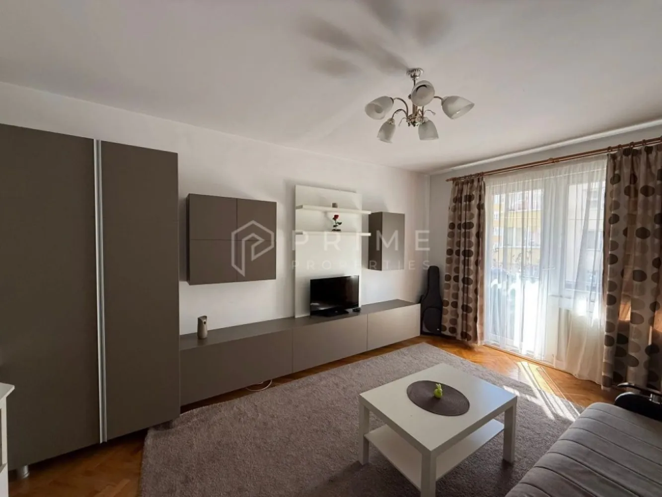 Apartament 2 camere, ideal pentru profesioniști, 7 Noiembrie - Vă oferim spre închiriere un apartament cu 2 camere, situat la etajul 1, într-o zonă apreciată și bine conectată din Târgu Mureș – cartierul 7 Noiembrie.

Proprietatea se remarcă prin poziționarea excelentă, la aproximativ 700 m de centrul orașului, oferind acces rapid către principalele puncte de interes. Datorită amplasării, locuința este ideală pentru persoane care își desfășoară activitatea în domeniul medical sau universitar, dar și pentru o familie serioasă care își dorește confort și eficiență în viața de zi cu zi.

Avantaje ale locației:
- proximitate față de UMF și alte instituții de învățământ superior;
- acces facil către unități medicale și centre universitare;
- școli și grădinițe în apropiere;
- stații de transport în comun (maxi taxi, taxi) la câteva minute;
- acces rapid către gară;
- supermarketuri și magazine în imediata vecinătate.

Apartamentul se închiriază pe termen lung, cu o lună de garanție.

La Prime Properties, fiecare tranzacție înseamnă mai mult decât o simplă achiziție – este un proces complet, în care colaborăm cu cei mai buni profesioniști: notari, avocați, evaluatori, specialiști în certificate energetice și consultanți de credite imobiliare.
Astfel, atunci când alegi o proprietate prin noi, primești la pachet siguranță, transparență și servicii impecabile pe tot parcursul drumului tău către casa ideală.

Ne dedicăm 100% fiecărui client, iar asta se reflectă în rezultate și în încrederea pe care o primim înapoi prin recomandările lor.
Această proprietate nu este exact ceea ce cauți?
Lasă-ne să îți găsim alternativa potrivită. Agentul tău Prime îți va oferi soluții avantajoase, adaptate stilului tău de viață.
Contactează-ne astăzi. Până acum nu am dezamăgit niciun client – și nu vom începe cu tine.
Comision: 50% din valoarea primei luni de chirie.