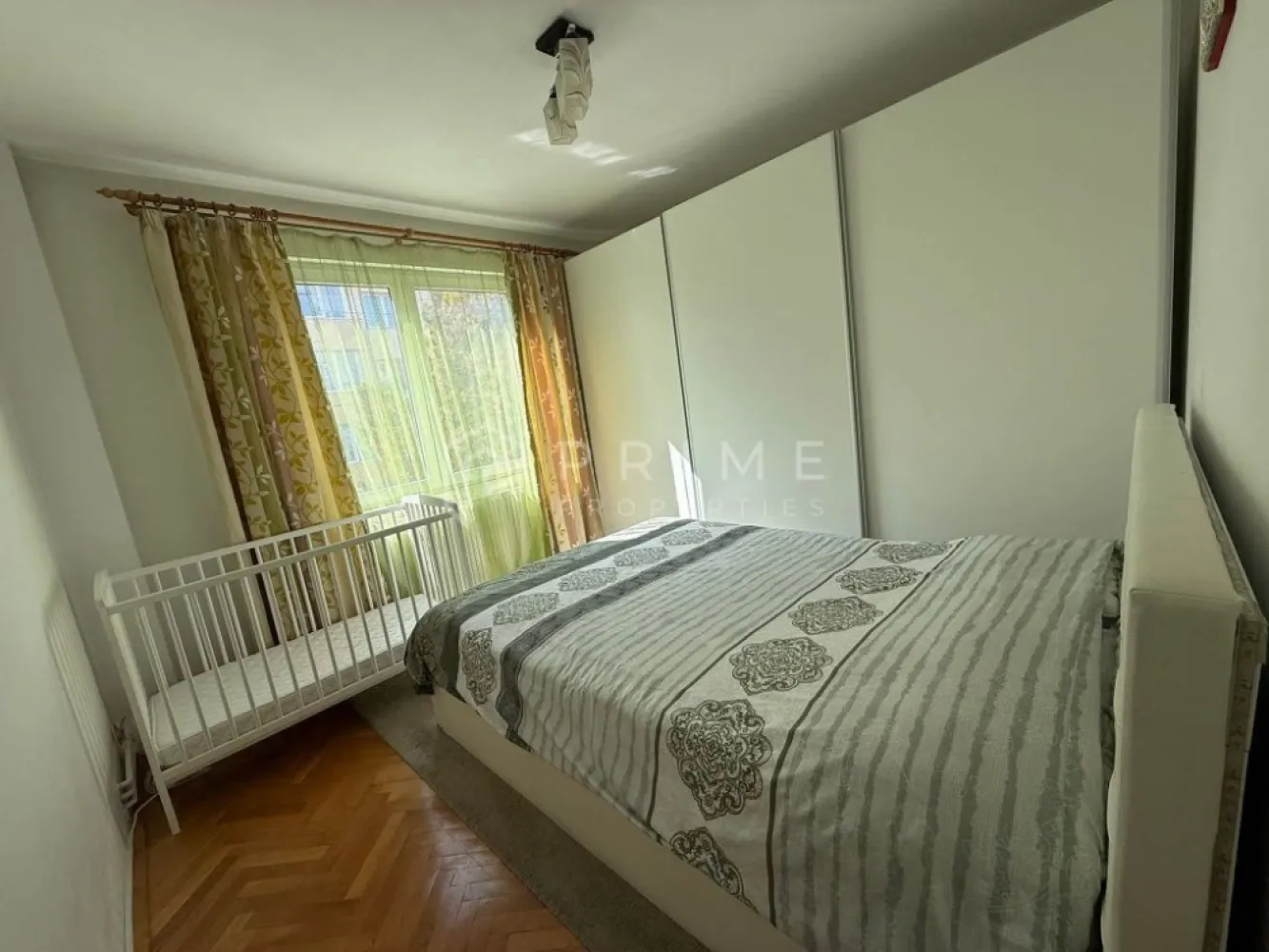 Apartament 2 camere, ideal pentru profesioniști, 7 Noiembrie - Vă oferim spre închiriere un apartament cu 2 camere, situat la etajul 1, într-o zonă apreciată și bine conectată din Târgu Mureș – cartierul 7 Noiembrie.

Proprietatea se remarcă prin poziționarea excelentă, la aproximativ 700 m de centrul orașului, oferind acces rapid către principalele puncte de interes. Datorită amplasării, locuința este ideală pentru persoane care își desfășoară activitatea în domeniul medical sau universitar, dar și pentru o familie serioasă care își dorește confort și eficiență în viața de zi cu zi.

Avantaje ale locației:
- proximitate față de UMF și alte instituții de învățământ superior;
- acces facil către unități medicale și centre universitare;
- școli și grădinițe în apropiere;
- stații de transport în comun (maxi taxi, taxi) la câteva minute;
- acces rapid către gară;
- supermarketuri și magazine în imediata vecinătate.

Apartamentul se închiriază pe termen lung, cu o lună de garanție.

La Prime Properties, fiecare tranzacție înseamnă mai mult decât o simplă achiziție – este un proces complet, în care colaborăm cu cei mai buni profesioniști: notari, avocați, evaluatori, specialiști în certificate energetice și consultanți de credite imobiliare.
Astfel, atunci când alegi o proprietate prin noi, primești la pachet siguranță, transparență și servicii impecabile pe tot parcursul drumului tău către casa ideală.

Ne dedicăm 100% fiecărui client, iar asta se reflectă în rezultate și în încrederea pe care o primim înapoi prin recomandările lor.
Această proprietate nu este exact ceea ce cauți?
Lasă-ne să îți găsim alternativa potrivită. Agentul tău Prime îți va oferi soluții avantajoase, adaptate stilului tău de viață.
Contactează-ne astăzi. Până acum nu am dezamăgit niciun client – și nu vom începe cu tine.
Comision: 50% din valoarea primei luni de chirie.
