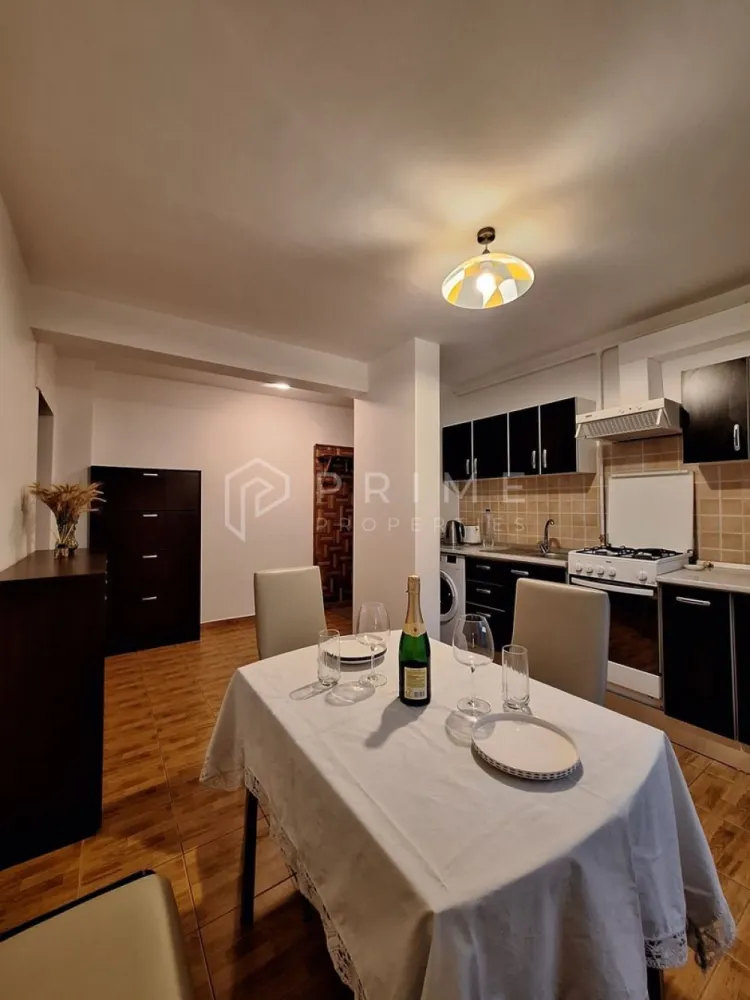 Apartament 2 camere | Zona Fortuna - Tudor | Etaj 1 - Echipa noastră vă propune spre închiriere un apartament cu 2 camere, situat într-o zonă foarte căutată din cartierul Tudor, zona Fortuna - Rexo (Strada Armoniei). Locuința se află la etajul 1 al unui imobil cu 4 niveluri, fiind ideală pentru cei care caută accesibilitate și confort.

Apartamentul este complet mobilat și utilat, dispunând de centrală termică proprie pentru un control optim al costurilor.

Localizare și facilități:
Proprietatea beneficiază de o locație excelentă, având în imediata apropiere toate facilitățile necesare:
Transport și cumpărături: Stații de transport public, magazine și supermarketuri.
Recreere: Parcuri și zone verzi în proximitate.

Condiții: Se caută persoane liniștite, nefumătoare.
Restricții: Nu se acceptă animale de companie sau familii cu copii mici.

Detalii financiare:
Chirie lunară: 350 Euro + utilități (apă, gaz, curent, TV, internet).
Garanție: Echivalentul a 2 luni de chirie.
Comision agenție: 50% din prima lună de chirie.

Pentru mai multe detalii sau pentru a programa o vizionare, vă rugăm să ne contactați