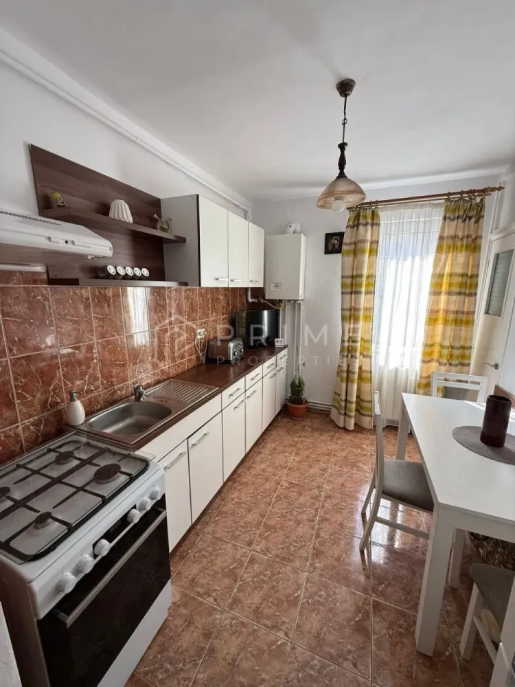 Apartament 2 camere, ideal pentru profesioniști, 7 Noiembrie - Vă oferim spre închiriere un apartament cu 2 camere, situat la etajul 1, într-o zonă apreciată și bine conectată din Târgu Mureș – cartierul 7 Noiembrie.

Proprietatea se remarcă prin poziționarea excelentă, la aproximativ 700 m de centrul orașului, oferind acces rapid către principalele puncte de interes. Datorită amplasării, locuința este ideală pentru persoane care își desfășoară activitatea în domeniul medical sau universitar, dar și pentru o familie serioasă care își dorește confort și eficiență în viața de zi cu zi.

Avantaje ale locației:
- proximitate față de UMF și alte instituții de învățământ superior;
- acces facil către unități medicale și centre universitare;
- școli și grădinițe în apropiere;
- stații de transport în comun (maxi taxi, taxi) la câteva minute;
- acces rapid către gară;
- supermarketuri și magazine în imediata vecinătate.

Apartamentul se închiriază pe termen lung, cu o lună de garanție.

La Prime Properties, fiecare tranzacție înseamnă mai mult decât o simplă achiziție – este un proces complet, în care colaborăm cu cei mai buni profesioniști: notari, avocați, evaluatori, specialiști în certificate energetice și consultanți de credite imobiliare.
Astfel, atunci când alegi o proprietate prin noi, primești la pachet siguranță, transparență și servicii impecabile pe tot parcursul drumului tău către casa ideală.

Ne dedicăm 100% fiecărui client, iar asta se reflectă în rezultate și în încrederea pe care o primim înapoi prin recomandările lor.
Această proprietate nu este exact ceea ce cauți?
Lasă-ne să îți găsim alternativa potrivită. Agentul tău Prime îți va oferi soluții avantajoase, adaptate stilului tău de viață.
Contactează-ne astăzi. Până acum nu am dezamăgit niciun client – și nu vom începe cu tine.
Comision: 50% din valoarea primei luni de chirie.