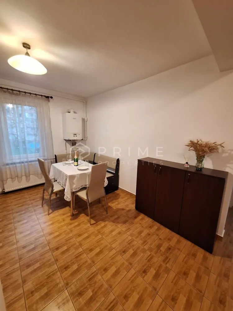 Apartament 2 camere | Zona Fortuna - Tudor | Etaj 1 - Echipa noastră vă propune spre închiriere un apartament cu 2 camere, situat într-o zonă foarte căutată din cartierul Tudor, zona Fortuna - Rexo (Strada Armoniei). Locuința se află la etajul 1 al unui imobil cu 4 niveluri, fiind ideală pentru cei care caută accesibilitate și confort.

Apartamentul este complet mobilat și utilat, dispunând de centrală termică proprie pentru un control optim al costurilor.

Localizare și facilități:
Proprietatea beneficiază de o locație excelentă, având în imediata apropiere toate facilitățile necesare:
Transport și cumpărături: Stații de transport public, magazine și supermarketuri.
Recreere: Parcuri și zone verzi în proximitate.

Condiții: Se caută persoane liniștite, nefumătoare.
Restricții: Nu se acceptă animale de companie sau familii cu copii mici.

Detalii financiare:
Chirie lunară: 350 Euro + utilități (apă, gaz, curent, TV, internet).
Garanție: Echivalentul a 2 luni de chirie.
Comision agenție: 50% din prima lună de chirie.

Pentru mai multe detalii sau pentru a programa o vizionare, vă rugăm să ne contactați