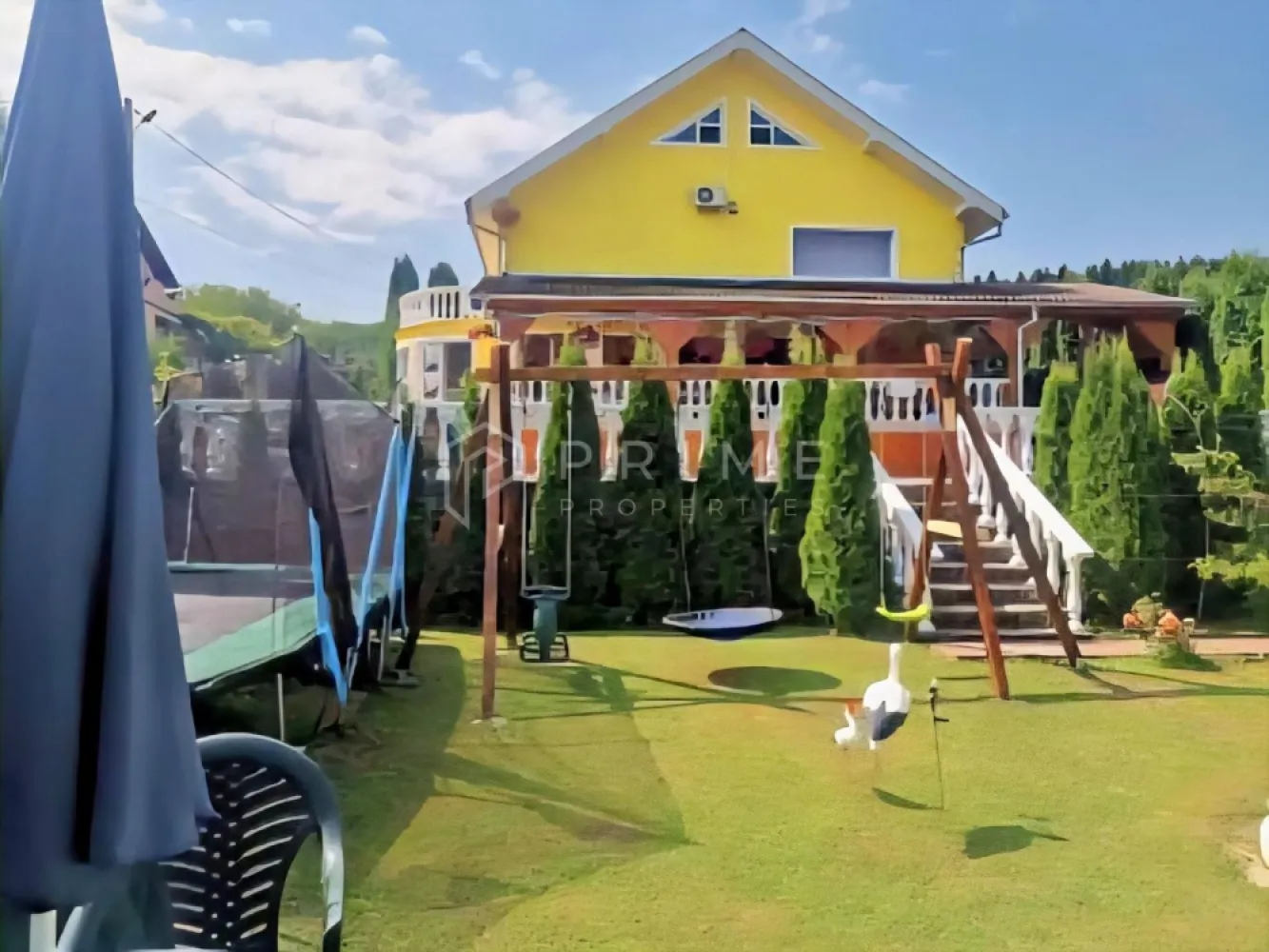 Casă individuală 310mp utili, 8 camere, piscină - Vă propunem spre vânzare o casă individuală construită in 2008 cu o suprafață utilă de 310mp pe un teren de 922mp în localitatea Ivănești-com.Livezeni.

Imobilul are clasificare turistică de la Ministerul Turismului pentru pensiune cu camere de închiriat dar se poate folosi și în scop rezidențial.

Compartimentare:

La parter, 120mp, avem un living generos, terasă de 30mp, bucătărie, toaletă cu duș, spălătorie, cămară, 1 cameră cu baie proprie.

La etajul 1, 120mp, sunt 4 camere fiecare cu baie proprie, aer condiționat cu inverter.

La mansardă, 70mp, sunt 2 apartamente fiecare cu 1 cameră 1 dormitor și băi proprii.

Curtea este amenajată cu 6 locuri de parcare, loc de joacă, piscină, loc de grătar.

Casa este racordată la rețeaua de apă, gaz, electricitate și deține o fosă septică.

La Prime Properties, fiecare tranzacție înseamnă mai mult decât o simplă achiziție – este un proces complet, în care colaborăm cu cei mai buni profesioniști: notari, avocați, designeri, arhitecți, evaluatori, specialiști în certificate energetice, consultanți de credite imobiliare.
Astfel, atunci când alegi o proprietate prin noi, primești la pachet și siguranță, transparență și servicii impecabile pe tot parcursul drumului tău către casa ideală.
Ne dedicăm 100% fiecărui client, iar asta se reflectă în rezultate și în încrederea pe care o primim înapoi prin recomandările lor.
Proprietatea aceasta nu se potrivește exact nevoilor tale?
Lasă-ne să îți găsim alternativa potrivită. Agentul nostru îți va oferi soluții avantajoase și adaptate stilului tău de viață.
📞 Contactează-ne astăzi. Până acum nu am dezamăgit niciun client – și nu vom începe cu tine.
Comision 0% pentru cumpărători