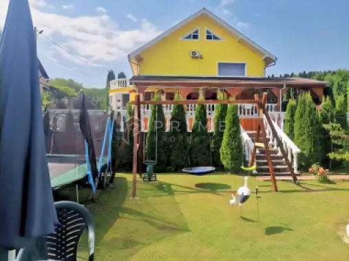 Casă individuală 310mp utili, 8 camere, piscină