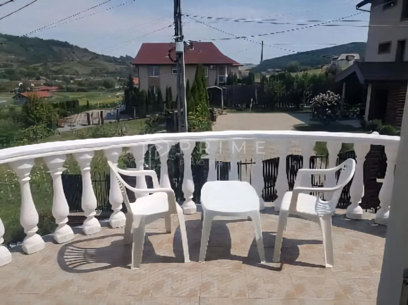 Casă individuală 310mp utili, 8 camere, piscină - Vă propunem spre vânzare o casă individuală construită in 2008 cu o suprafață utilă de 310mp pe un teren de 922mp în localitatea Ivănești-com.Livezeni.

Imobilul are clasificare turistică de la Ministerul Turismului pentru pensiune cu camere de închiriat dar se poate folosi și în scop rezidențial.

Compartimentare:

La parter, 120mp, avem un living generos, terasă de 30mp, bucătărie, toaletă cu duș, spălătorie, cămară, 1 cameră cu baie proprie.

La etajul 1, 120mp, sunt 4 camere fiecare cu baie proprie, aer condiționat cu inverter.

La mansardă, 70mp, sunt 2 apartamente fiecare cu 1 cameră 1 dormitor și băi proprii.

Curtea este amenajată cu 6 locuri de parcare, loc de joacă, piscină, loc de grătar.

Casa este racordată la rețeaua de apă, gaz, electricitate și deține o fosă septică.

La Prime Properties, fiecare tranzacție înseamnă mai mult decât o simplă achiziție – este un proces complet, în care colaborăm cu cei mai buni profesioniști: notari, avocați, designeri, arhitecți, evaluatori, specialiști în certificate energetice, consultanți de credite imobiliare.
Astfel, atunci când alegi o proprietate prin noi, primești la pachet și siguranță, transparență și servicii impecabile pe tot parcursul drumului tău către casa ideală.
Ne dedicăm 100% fiecărui client, iar asta se reflectă în rezultate și în încrederea pe care o primim înapoi prin recomandările lor.
Proprietatea aceasta nu se potrivește exact nevoilor tale?
Lasă-ne să îți găsim alternativa potrivită. Agentul nostru îți va oferi soluții avantajoase și adaptate stilului tău de viață.
📞 Contactează-ne astăzi. Până acum nu am dezamăgit niciun client – și nu vom începe cu tine.
Comision 0% pentru cumpărători