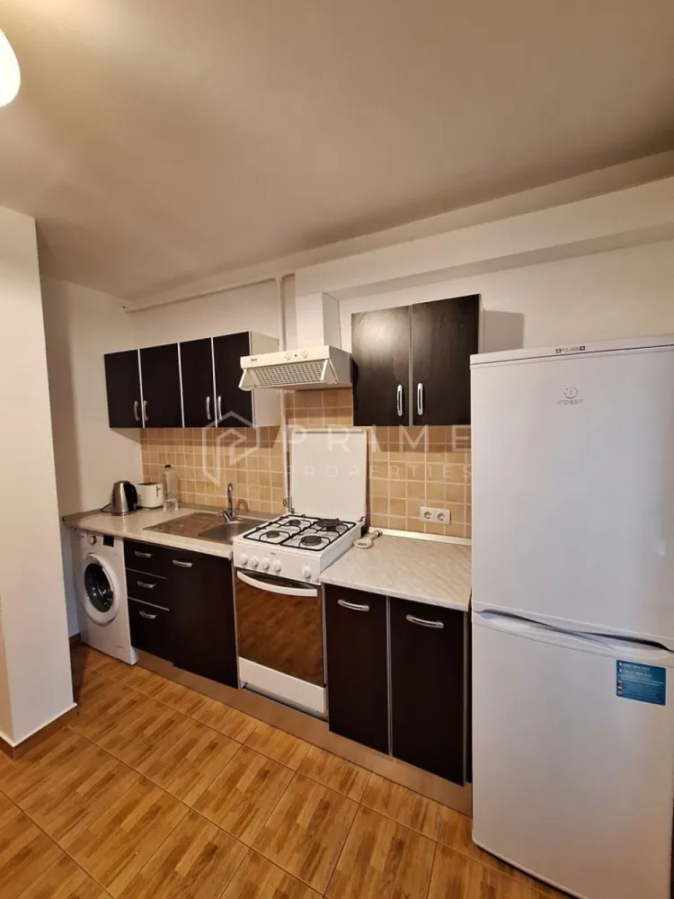 Apartament 2 camere | Zona Fortuna - Tudor | Etaj 1 - Echipa noastră vă propune spre închiriere un apartament cu 2 camere, situat într-o zonă foarte căutată din cartierul Tudor, zona Fortuna - Rexo (Strada Armoniei). Locuința se află la etajul 1 al unui imobil cu 4 niveluri, fiind ideală pentru cei care caută accesibilitate și confort.

Apartamentul este complet mobilat și utilat, dispunând de centrală termică proprie pentru un control optim al costurilor.

Localizare și facilități:
Proprietatea beneficiază de o locație excelentă, având în imediata apropiere toate facilitățile necesare:
Transport și cumpărături: Stații de transport public, magazine și supermarketuri.
Recreere: Parcuri și zone verzi în proximitate.

Condiții: Se caută persoane liniștite, nefumătoare.
Restricții: Nu se acceptă animale de companie sau familii cu copii mici.

Detalii financiare:
Chirie lunară: 350 Euro + utilități (apă, gaz, curent, TV, internet).
Garanție: Echivalentul a 2 luni de chirie.
Comision agenție: 50% din prima lună de chirie.

Pentru mai multe detalii sau pentru a programa o vizionare, vă rugăm să ne contactați