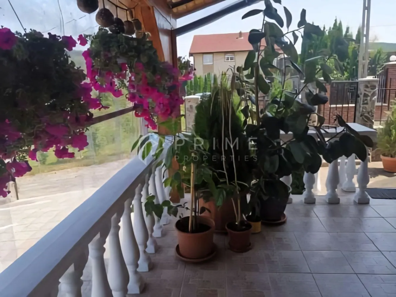Casă individuală 310mp utili, 8 camere, piscină - Vă propunem spre vânzare o casă individuală construită in 2008 cu o suprafață utilă de 310mp pe un teren de 922mp în localitatea Ivănești-com.Livezeni.

Imobilul are clasificare turistică de la Ministerul Turismului pentru pensiune cu camere de închiriat dar se poate folosi și în scop rezidențial.

Compartimentare:

La parter, 120mp, avem un living generos, terasă de 30mp, bucătărie, toaletă cu duș, spălătorie, cămară, 1 cameră cu baie proprie.

La etajul 1, 120mp, sunt 4 camere fiecare cu baie proprie, aer condiționat cu inverter.

La mansardă, 70mp, sunt 2 apartamente fiecare cu 1 cameră 1 dormitor și băi proprii.

Curtea este amenajată cu 6 locuri de parcare, loc de joacă, piscină, loc de grătar.

Casa este racordată la rețeaua de apă, gaz, electricitate și deține o fosă septică.

La Prime Properties, fiecare tranzacție înseamnă mai mult decât o simplă achiziție – este un proces complet, în care colaborăm cu cei mai buni profesioniști: notari, avocați, designeri, arhitecți, evaluatori, specialiști în certificate energetice, consultanți de credite imobiliare.
Astfel, atunci când alegi o proprietate prin noi, primești la pachet și siguranță, transparență și servicii impecabile pe tot parcursul drumului tău către casa ideală.
Ne dedicăm 100% fiecărui client, iar asta se reflectă în rezultate și în încrederea pe care o primim înapoi prin recomandările lor.
Proprietatea aceasta nu se potrivește exact nevoilor tale?
Lasă-ne să îți găsim alternativa potrivită. Agentul nostru îți va oferi soluții avantajoase și adaptate stilului tău de viață.
📞 Contactează-ne astăzi. Până acum nu am dezamăgit niciun client – și nu vom începe cu tine.
Comision 0% pentru cumpărători
