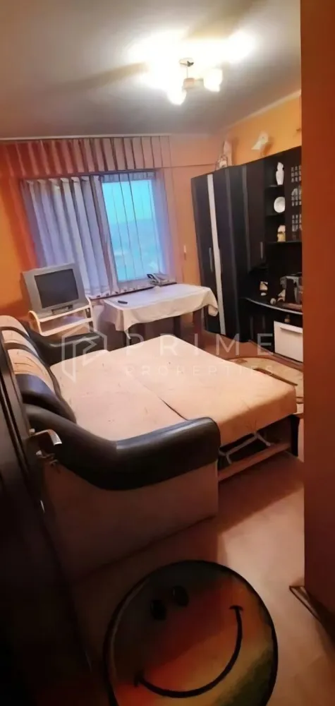 Apartament 2 camere, 58 mp – Dâmbu Pietros (blvd.1848) – Etaj 6/8 - Vă propunem spre vânzare un apartament cu 2 camere, confort 1, situat în cartierul Dâmbu Pietros, în zona Darina, pe Bulevardul 1848 – o locație bine conectată.
Imobilul se află într-o zonă cu acces facil către magazine, piață agroalimentară, unități de învățământ, cabinete medicale și mijloace de transport în comun.
Apartamentul este situat la etajul 6 din 8 și are o suprafață utilă de 58 mp. 
Compartimentarea este practică și generoasă:
- 2 camere spațioase
- bucătărie extinsă în balcon
- cămară
- hol lung (7,5 m), amenajat eficient
Proprietatea dispune de certificat energetic.
Se acceptă schimb cu garsonieră în Dâmbu Pietros (zona Ansamblu Mureșul) + diferență.

La Prime Properties, fiecare tranzacție înseamnă mai mult decât o simplă achiziție – este un proces complet, în care colaborăm cu cei mai buni profesioniști: notari, avocați, designeri, arhitecți, evaluatori, specialiști în certificate energetice, consultanți de credite imobiliare.
Astfel, atunci când alegi o proprietate prin noi, primești la pachet și siguranță, transparență și servicii impecabile pe tot parcursul drumului tău către casa ideală.
Ne dedicăm 100% fiecărui client, iar asta se reflectă în rezultate și în încrederea pe care o primim înapoi prin recomandările lor.
Proprietatea aceasta nu se potrivește exact nevoilor tale?
Lasă-ne să îți găsim alternativa potrivită. Agentul nostru îți va oferi soluții avantajoase și adaptate stilului tău de viață.
📞 Contactează-ne astăzi. Până acum nu am dezamăgit niciun client – și nu vom începe cu tine.
Comision 0% pentru cumpărători