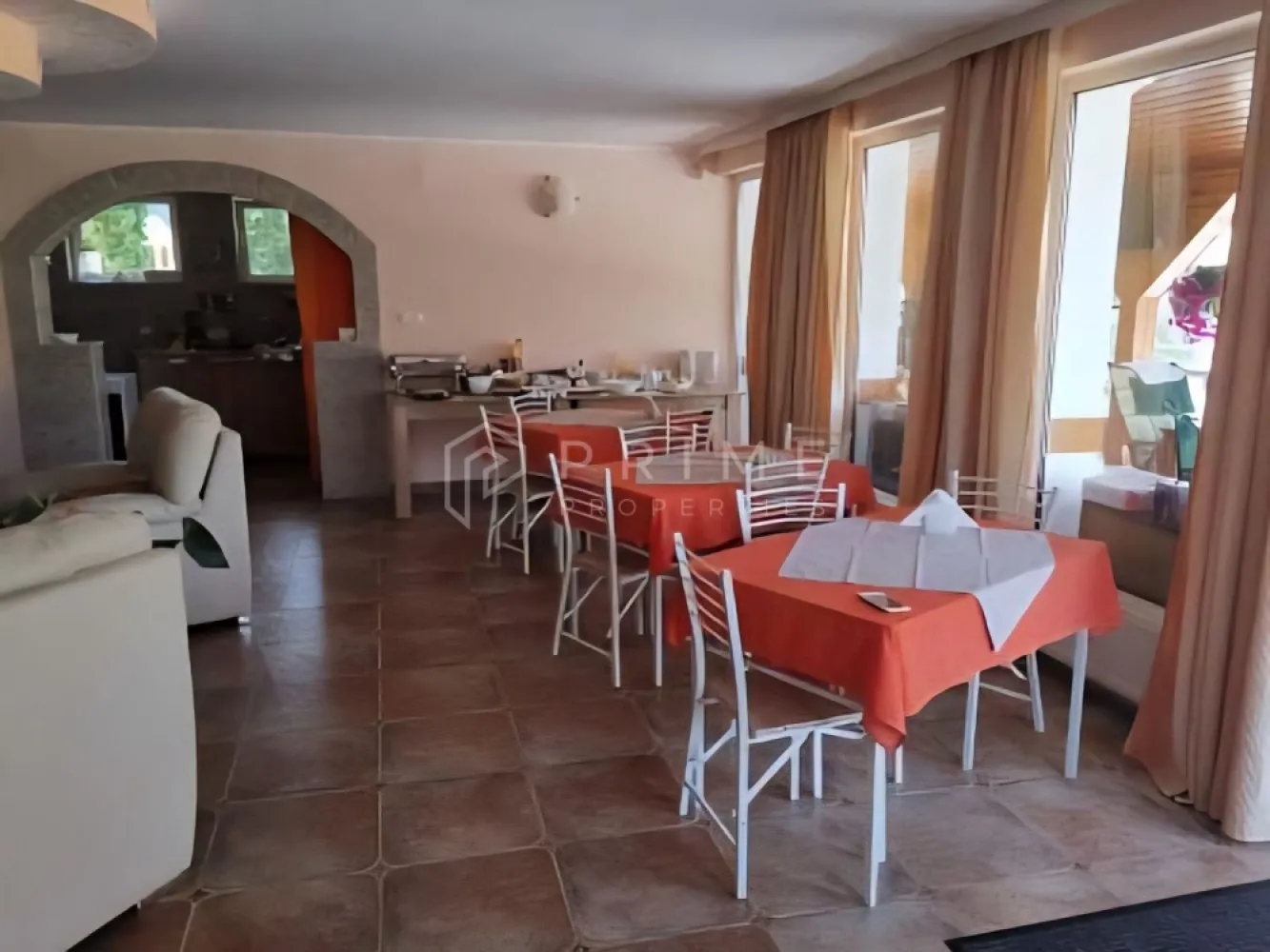 Casă individuală 310mp utili, 8 camere, piscină - Vă propunem spre vânzare o casă individuală construită in 2008 cu o suprafață utilă de 310mp pe un teren de 922mp în localitatea Ivănești-com.Livezeni.

Imobilul are clasificare turistică de la Ministerul Turismului pentru pensiune cu camere de închiriat dar se poate folosi și în scop rezidențial.

Compartimentare:

La parter, 120mp, avem un living generos, terasă de 30mp, bucătărie, toaletă cu duș, spălătorie, cămară, 1 cameră cu baie proprie.

La etajul 1, 120mp, sunt 4 camere fiecare cu baie proprie, aer condiționat cu inverter.

La mansardă, 70mp, sunt 2 apartamente fiecare cu 1 cameră 1 dormitor și băi proprii.

Curtea este amenajată cu 6 locuri de parcare, loc de joacă, piscină, loc de grătar.

Casa este racordată la rețeaua de apă, gaz, electricitate și deține o fosă septică.

La Prime Properties, fiecare tranzacție înseamnă mai mult decât o simplă achiziție – este un proces complet, în care colaborăm cu cei mai buni profesioniști: notari, avocați, designeri, arhitecți, evaluatori, specialiști în certificate energetice, consultanți de credite imobiliare.
Astfel, atunci când alegi o proprietate prin noi, primești la pachet și siguranță, transparență și servicii impecabile pe tot parcursul drumului tău către casa ideală.
Ne dedicăm 100% fiecărui client, iar asta se reflectă în rezultate și în încrederea pe care o primim înapoi prin recomandările lor.
Proprietatea aceasta nu se potrivește exact nevoilor tale?
Lasă-ne să îți găsim alternativa potrivită. Agentul nostru îți va oferi soluții avantajoase și adaptate stilului tău de viață.
📞 Contactează-ne astăzi. Până acum nu am dezamăgit niciun client – și nu vom începe cu tine.
Comision 0% pentru cumpărători