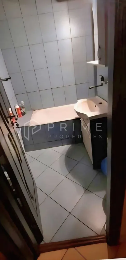 Apartament 2 camere, 58 mp – Dâmbu Pietros (blvd.1848) – Etaj 6/8 - Vă propunem spre vânzare un apartament cu 2 camere, confort 1, situat în cartierul Dâmbu Pietros, în zona Darina, pe Bulevardul 1848 – o locație bine conectată.
Imobilul se află într-o zonă cu acces facil către magazine, piață agroalimentară, unități de învățământ, cabinete medicale și mijloace de transport în comun.
Apartamentul este situat la etajul 6 din 8 și are o suprafață utilă de 58 mp. 
Compartimentarea este practică și generoasă:
- 2 camere spațioase
- bucătărie extinsă în balcon
- cămară
- hol lung (7,5 m), amenajat eficient
Proprietatea dispune de certificat energetic.
Se acceptă schimb cu garsonieră în Dâmbu Pietros (zona Ansamblu Mureșul) + diferență.

La Prime Properties, fiecare tranzacție înseamnă mai mult decât o simplă achiziție – este un proces complet, în care colaborăm cu cei mai buni profesioniști: notari, avocați, designeri, arhitecți, evaluatori, specialiști în certificate energetice, consultanți de credite imobiliare.
Astfel, atunci când alegi o proprietate prin noi, primești la pachet și siguranță, transparență și servicii impecabile pe tot parcursul drumului tău către casa ideală.
Ne dedicăm 100% fiecărui client, iar asta se reflectă în rezultate și în încrederea pe care o primim înapoi prin recomandările lor.
Proprietatea aceasta nu se potrivește exact nevoilor tale?
Lasă-ne să îți găsim alternativa potrivită. Agentul nostru îți va oferi soluții avantajoase și adaptate stilului tău de viață.
📞 Contactează-ne astăzi. Până acum nu am dezamăgit niciun client – și nu vom începe cu tine.
Comision 0% pentru cumpărători