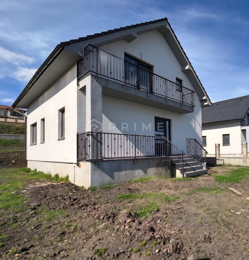 Casa individuala 120mp utili - Corunca - cu acces rapid la Târgu-Mureș - Vă propunem spre vânzare o casă individuală situată în Corunca, într-o zonă liniștită, cu acces rapid către E60 și oraș, ideală pentru o familie care își dorește confort, spațiu și intimitate.
Locuința este disponibilă în stadiu de semifinisat avansat, oferindu-vă posibilitatea de a o personaliza după propriul gust, fără a mai parcurge etapele grele ale construcției.
Suprafață și teren
-120 mp suprafață utilă
-teren de 500 mp
Compartimentare modernă, eficientă:
Parter
-hol generos de acces
-birou / cameră de oaspeți
-baie
-living luminos cu bucătărie open-space
Mansardă
- 3 dormitoare
- 1 baie
Dotări și stadiu construcție
Casa beneficiază de lucrări realizate la standarde moderne:
- pereți tencuiți mecanizat, gletuiți și vopsiți în alb
- șapă mecanizată
- încălzire în pardoseală la parter
- calorifere la etaj
- centrală termică pe gaz
- ferestre tripan cu 3 garnituri pentru eficiență energetică
- acoperiș țiglă Bramac gri antracit
- izolație exterioară polistiren 10 cm, densitate 80

La Prime Properties, fiecare tranzacție înseamnă mai mult decât o simplă achiziție – este un proces complet, în care colaborăm cu cei mai buni profesioniști: notari, avocați, designeri, arhitecți, evaluatori, specialiști în certificate energetice, consultanți de credite imobiliare.
Astfel, atunci când alegi o proprietate prin noi, primești la pachet și siguranță, transparență și servicii impecabile pe tot parcursul drumului tău către casa ideală.
Ne dedicăm 100% fiecărui client, iar asta se reflectă în rezultate și în încrederea pe care o primim înapoi prin recomandările lor.
Proprietatea aceasta nu se potrivește exact nevoilor tale?
Lasă-ne să îți găsim alternativa potrivită. Agentul nostru îți va oferi soluții avantajoase și adaptate stilului tău de viață.
📞 Contactează-ne astăzi. Până acum nu am dezamăgit niciun client – și nu vom începe cu tine.
Comision 0% pentru cumpărători