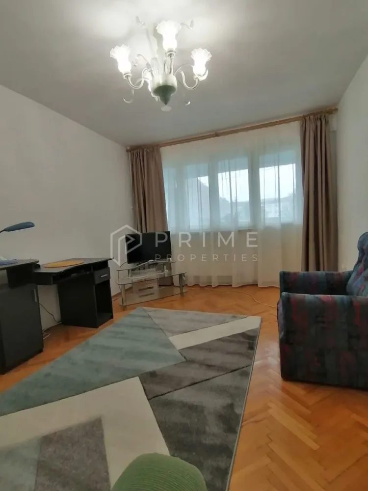 Apartament 3 camere de închiriat – Dâmbu, etaj 1, ideal pentru studenț - Oferim spre închiriere un apartament cu 3 camere, situat în cartierul Dâmbu, la etajul 1 al unui imobil liniștit. Locuința oferă o priveliște plăcută și aerisită, într-o zonă cu multă liniște.

Apartamentul dispune de un balcon generos, ideal pentru relaxare sau pentru a te bucura de momentele libere.

Este amplasat aproape de centrul orașului, cu acces facil la transport, magazine și universități.

Datorită compartimentării practice și poziționării convenabile, este ideal pentru studenți.
- 3 camere
- Etaj 1
- Balcon spațios
- Zonă liniștită
- Aproape de centru
- Ideal pentru studenți

La Prime Properties, fiecare tranzacție înseamnă mai mult decât o simplă achiziție – este un proces complet, în care colaborăm cu cei mai buni profesioniști: notari, avocați, evaluatori, specialiști în certificate energetice și consultanți de credite imobiliare.
Astfel, atunci când alegi o proprietate prin noi, primești la pachet siguranță, transparență și servicii impecabile pe tot parcursul drumului tău către casa ideală.

Ne dedicăm 100% fiecărui client, iar asta se reflectă în rezultate și în încrederea pe care o primim înapoi prin recomandările lor.
Această proprietate nu este exact ceea ce cauți?
Lasă-ne să îți găsim alternativa potrivită. Agentul tău Prime îți va oferi soluții avantajoase, adaptate stilului tău de viață.
Contactează-ne astăzi. Până acum nu am dezamăgit niciun client – și nu vom începe cu tine.
Comision: 50% din valoarea primei luni de chirie.