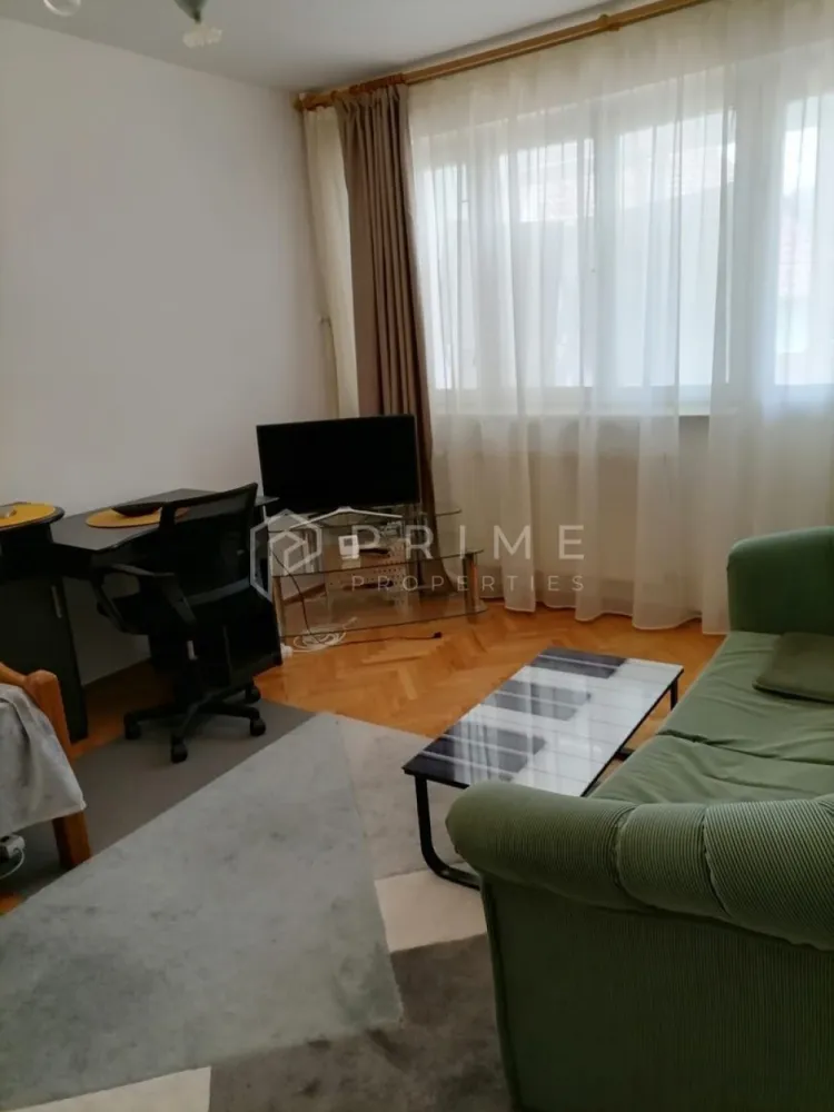 Apartament 3 camere de închiriat – Dâmbu, etaj 1, ideal pentru studenț - Oferim spre închiriere un apartament cu 3 camere, situat în cartierul Dâmbu, la etajul 1 al unui imobil liniștit. Locuința oferă o priveliște plăcută și aerisită, într-o zonă cu multă liniște.

Apartamentul dispune de un balcon generos, ideal pentru relaxare sau pentru a te bucura de momentele libere.

Este amplasat aproape de centrul orașului, cu acces facil la transport, magazine și universități.

Datorită compartimentării practice și poziționării convenabile, este ideal pentru studenți.
- 3 camere
- Etaj 1
- Balcon spațios
- Zonă liniștită
- Aproape de centru
- Ideal pentru studenți

La Prime Properties, fiecare tranzacție înseamnă mai mult decât o simplă achiziție – este un proces complet, în care colaborăm cu cei mai buni profesioniști: notari, avocați, evaluatori, specialiști în certificate energetice și consultanți de credite imobiliare.
Astfel, atunci când alegi o proprietate prin noi, primești la pachet siguranță, transparență și servicii impecabile pe tot parcursul drumului tău către casa ideală.

Ne dedicăm 100% fiecărui client, iar asta se reflectă în rezultate și în încrederea pe care o primim înapoi prin recomandările lor.
Această proprietate nu este exact ceea ce cauți?
Lasă-ne să îți găsim alternativa potrivită. Agentul tău Prime îți va oferi soluții avantajoase, adaptate stilului tău de viață.
Contactează-ne astăzi. Până acum nu am dezamăgit niciun client – și nu vom începe cu tine.
Comision: 50% din valoarea primei luni de chirie.