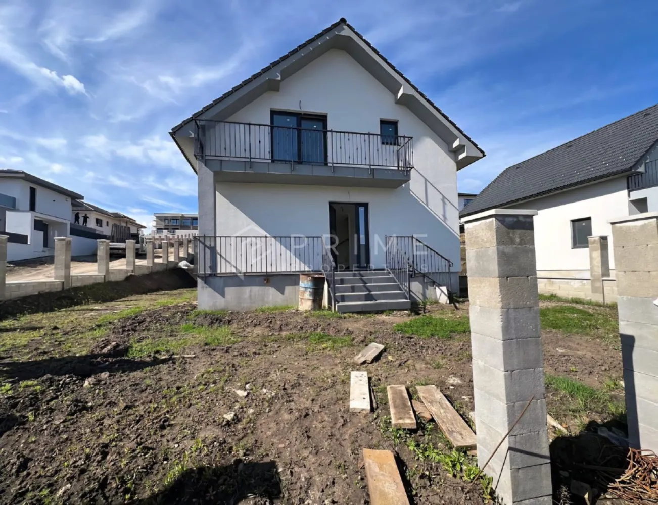 Casa individuala 120mp utili - Corunca - cu acces rapid la Târgu-Mureș - Vă propunem spre vânzare o casă individuală situată în Corunca, într-o zonă liniștită, cu acces rapid către E60 și oraș, ideală pentru o familie care își dorește confort, spațiu și intimitate.
Locuința este disponibilă în stadiu de semifinisat avansat, oferindu-vă posibilitatea de a o personaliza după propriul gust, fără a mai parcurge etapele grele ale construcției.
Suprafață și teren
-120 mp suprafață utilă
-teren de 500 mp
Compartimentare modernă, eficientă:
Parter
-hol generos de acces
-birou / cameră de oaspeți
-baie
-living luminos cu bucătărie open-space
Mansardă
- 3 dormitoare
- 1 baie
Dotări și stadiu construcție
Casa beneficiază de lucrări realizate la standarde moderne:
- pereți tencuiți mecanizat, gletuiți și vopsiți în alb
- șapă mecanizată
- încălzire în pardoseală la parter
- calorifere la etaj
- centrală termică pe gaz
- ferestre tripan cu 3 garnituri pentru eficiență energetică
- acoperiș țiglă Bramac gri antracit
- izolație exterioară polistiren 10 cm, densitate 80

La Prime Properties, fiecare tranzacție înseamnă mai mult decât o simplă achiziție – este un proces complet, în care colaborăm cu cei mai buni profesioniști: notari, avocați, designeri, arhitecți, evaluatori, specialiști în certificate energetice, consultanți de credite imobiliare.
Astfel, atunci când alegi o proprietate prin noi, primești la pachet și siguranță, transparență și servicii impecabile pe tot parcursul drumului tău către casa ideală.
Ne dedicăm 100% fiecărui client, iar asta se reflectă în rezultate și în încrederea pe care o primim înapoi prin recomandările lor.
Proprietatea aceasta nu se potrivește exact nevoilor tale?
Lasă-ne să îți găsim alternativa potrivită. Agentul nostru îți va oferi soluții avantajoase și adaptate stilului tău de viață.
📞 Contactează-ne astăzi. Până acum nu am dezamăgit niciun client – și nu vom începe cu tine.
Comision 0% pentru cumpărători
