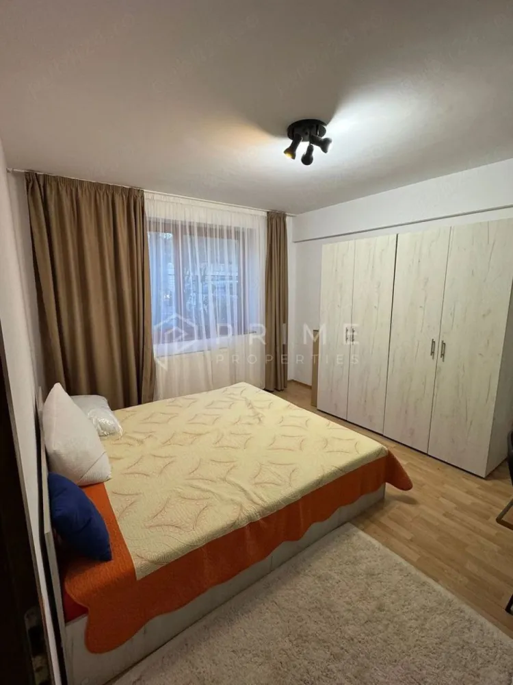 Vă prezentăm 2 camere, confort și acces rapid UMFST - Vă oferim spre închiriere un apartament cu 2 camere, decomandat, cu o suprafață utilă de 47 mp, situat la parter, în zona Cornișa – o locație apreciată pentru liniște și accesibilitate.

Proprietatea este complet mobilată și utilată, fiind pregătită pentru mutare imediată. De asemenea, dispune de centrală termică proprie nouă, asigurând un confort termic ridicat și costuri eficiente de întreținere.

Apartamentul se află la doar 2 minute de Universitatea de Medicină, Farmacie, Științe și Tehnologie, ceea ce îl face ideal pentru studenți, rezidenți sau personal medical.

Compartimentarea decomandată oferă intimitate și funcționalitate, iar proximitatea față de mijloace de transport, magazine și alte facilități urbane reprezintă un avantaj important.

La Prime Properties, fiecare tranzacție înseamnă mai mult decât o simplă achiziție – este un proces complet, în care colaborăm cu cei mai buni profesioniști: notari, avocați, evaluatori, specialiști în certificate energetice și consultanți de credite imobiliare.
Astfel, atunci când alegi o proprietate prin noi, primești la pachet siguranță, transparență și servicii impecabile pe tot parcursul drumului tău către casa ideală.

Ne dedicăm 100% fiecărui client, iar asta se reflectă în rezultate și în încrederea pe care o primim înapoi prin recomandările lor.
Această proprietate nu este exact ceea ce cauți?
Lasă-ne să îți găsim alternativa potrivită. Agentul tău Prime îți va oferi soluții avantajoase, adaptate stilului tău de viață.
Contactează-ne astăzi. Până acum nu am dezamăgit niciun client – și nu vom începe cu tine.
Comision: 50% din valoarea primei luni de chirie.