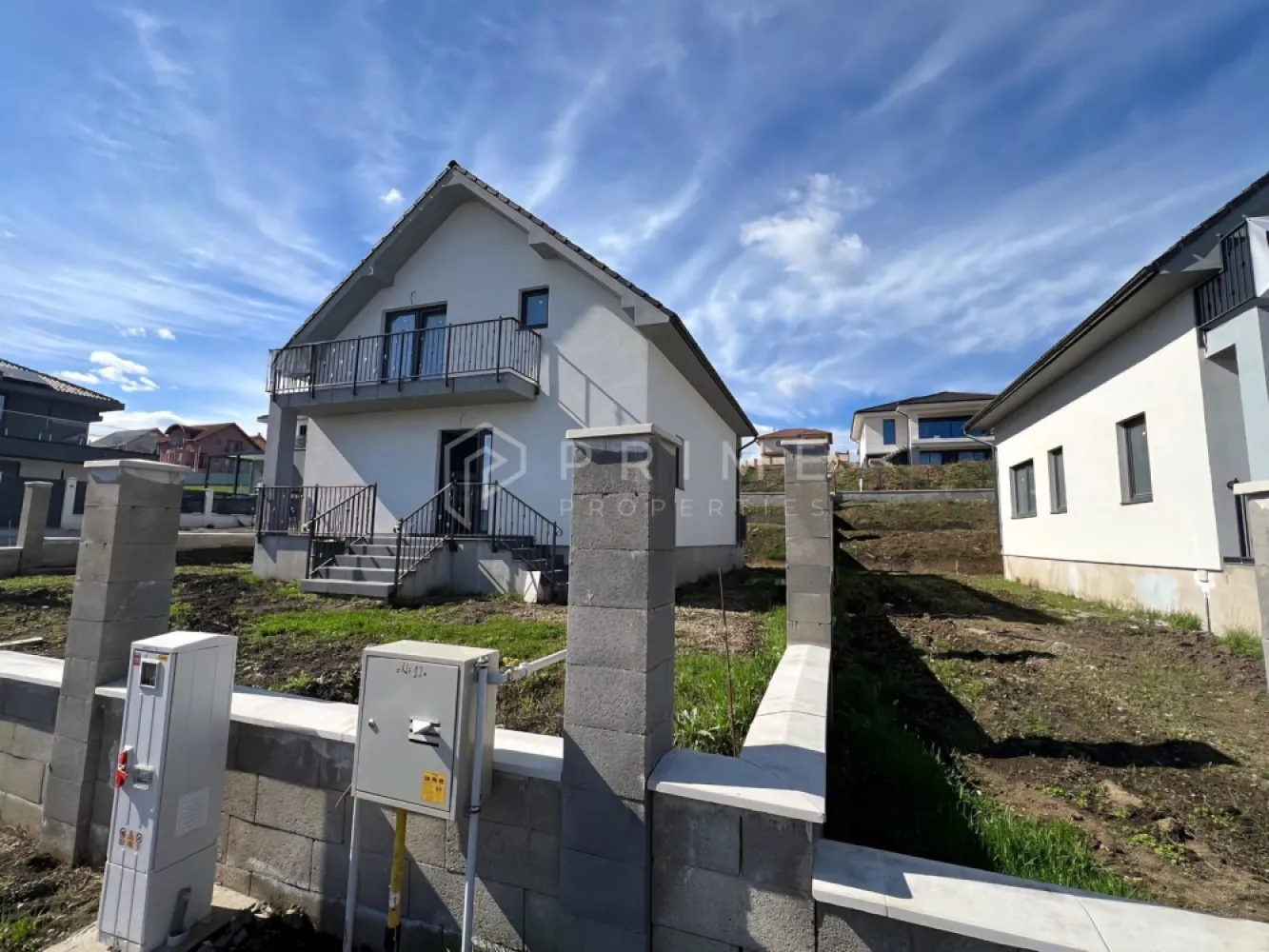 Casa individuala 120mp utili - Corunca - cu acces rapid la Târgu-Mureș - Vă propunem spre vânzare o casă individuală situată în Corunca, într-o zonă liniștită, cu acces rapid către E60 și oraș, ideală pentru o familie care își dorește confort, spațiu și intimitate.
Locuința este disponibilă în stadiu de semifinisat avansat, oferindu-vă posibilitatea de a o personaliza după propriul gust, fără a mai parcurge etapele grele ale construcției.
Suprafață și teren
-120 mp suprafață utilă
-teren de 500 mp
Compartimentare modernă, eficientă:
Parter
-hol generos de acces
-birou / cameră de oaspeți
-baie
-living luminos cu bucătărie open-space
Mansardă
- 3 dormitoare
- 1 baie
Dotări și stadiu construcție
Casa beneficiază de lucrări realizate la standarde moderne:
- pereți tencuiți mecanizat, gletuiți și vopsiți în alb
- șapă mecanizată
- încălzire în pardoseală la parter
- calorifere la etaj
- centrală termică pe gaz
- ferestre tripan cu 3 garnituri pentru eficiență energetică
- acoperiș țiglă Bramac gri antracit
- izolație exterioară polistiren 10 cm, densitate 80

La Prime Properties, fiecare tranzacție înseamnă mai mult decât o simplă achiziție – este un proces complet, în care colaborăm cu cei mai buni profesioniști: notari, avocați, designeri, arhitecți, evaluatori, specialiști în certificate energetice, consultanți de credite imobiliare.
Astfel, atunci când alegi o proprietate prin noi, primești la pachet și siguranță, transparență și servicii impecabile pe tot parcursul drumului tău către casa ideală.
Ne dedicăm 100% fiecărui client, iar asta se reflectă în rezultate și în încrederea pe care o primim înapoi prin recomandările lor.
Proprietatea aceasta nu se potrivește exact nevoilor tale?
Lasă-ne să îți găsim alternativa potrivită. Agentul nostru îți va oferi soluții avantajoase și adaptate stilului tău de viață.
📞 Contactează-ne astăzi. Până acum nu am dezamăgit niciun client – și nu vom începe cu tine.
Comision 0% pentru cumpărători