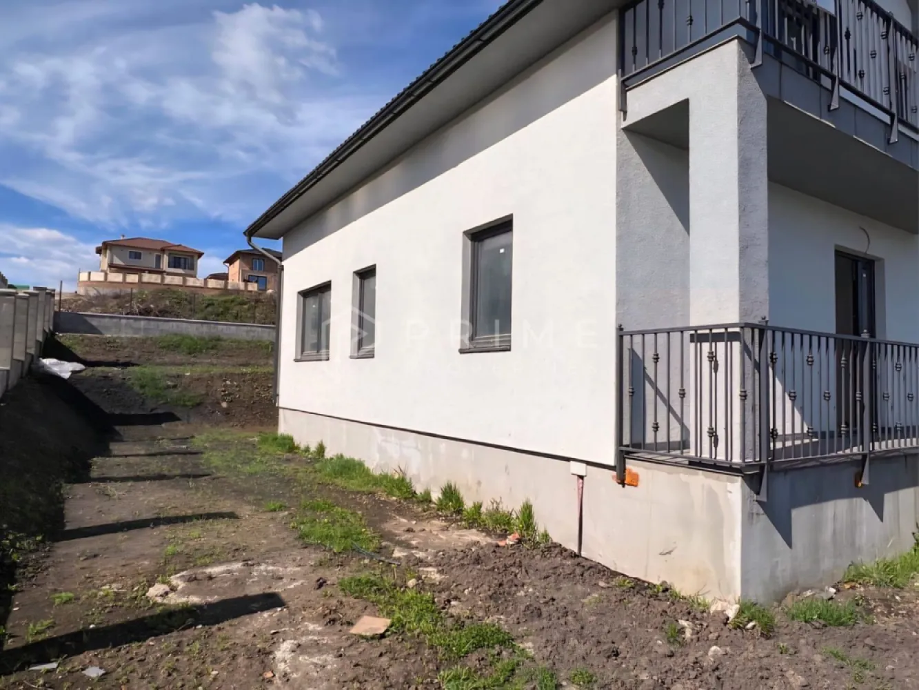 Casa individuala 120mp utili - Corunca - cu acces rapid la Târgu-Mureș - Vă propunem spre vânzare o casă individuală situată în Corunca, într-o zonă liniștită, cu acces rapid către E60 și oraș, ideală pentru o familie care își dorește confort, spațiu și intimitate.
Locuința este disponibilă în stadiu de semifinisat avansat, oferindu-vă posibilitatea de a o personaliza după propriul gust, fără a mai parcurge etapele grele ale construcției.
Suprafață și teren
-120 mp suprafață utilă
-teren de 500 mp
Compartimentare modernă, eficientă:
Parter
-hol generos de acces
-birou / cameră de oaspeți
-baie
-living luminos cu bucătărie open-space
Mansardă
- 3 dormitoare
- 1 baie
Dotări și stadiu construcție
Casa beneficiază de lucrări realizate la standarde moderne:
- pereți tencuiți mecanizat, gletuiți și vopsiți în alb
- șapă mecanizată
- încălzire în pardoseală la parter
- calorifere la etaj
- centrală termică pe gaz
- ferestre tripan cu 3 garnituri pentru eficiență energetică
- acoperiș țiglă Bramac gri antracit
- izolație exterioară polistiren 10 cm, densitate 80

La Prime Properties, fiecare tranzacție înseamnă mai mult decât o simplă achiziție – este un proces complet, în care colaborăm cu cei mai buni profesioniști: notari, avocați, designeri, arhitecți, evaluatori, specialiști în certificate energetice, consultanți de credite imobiliare.
Astfel, atunci când alegi o proprietate prin noi, primești la pachet și siguranță, transparență și servicii impecabile pe tot parcursul drumului tău către casa ideală.
Ne dedicăm 100% fiecărui client, iar asta se reflectă în rezultate și în încrederea pe care o primim înapoi prin recomandările lor.
Proprietatea aceasta nu se potrivește exact nevoilor tale?
Lasă-ne să îți găsim alternativa potrivită. Agentul nostru îți va oferi soluții avantajoase și adaptate stilului tău de viață.
📞 Contactează-ne astăzi. Până acum nu am dezamăgit niciun client – și nu vom începe cu tine.
Comision 0% pentru cumpărători