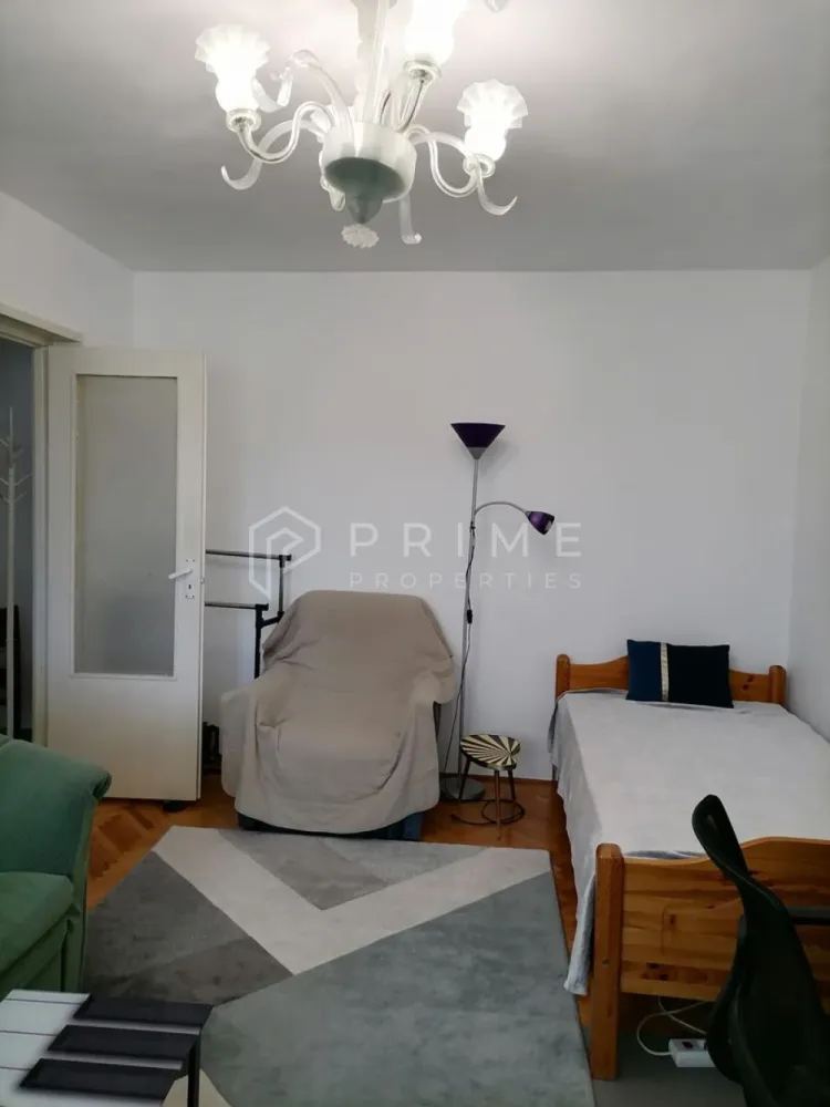 Apartament 3 camere de închiriat – Dâmbu, etaj 1, ideal pentru studenț - Oferim spre închiriere un apartament cu 3 camere, situat în cartierul Dâmbu, la etajul 1 al unui imobil liniștit. Locuința oferă o priveliște plăcută și aerisită, într-o zonă cu multă liniște.

Apartamentul dispune de un balcon generos, ideal pentru relaxare sau pentru a te bucura de momentele libere.

Este amplasat aproape de centrul orașului, cu acces facil la transport, magazine și universități.

Datorită compartimentării practice și poziționării convenabile, este ideal pentru studenți.
- 3 camere
- Etaj 1
- Balcon spațios
- Zonă liniștită
- Aproape de centru
- Ideal pentru studenți

La Prime Properties, fiecare tranzacție înseamnă mai mult decât o simplă achiziție – este un proces complet, în care colaborăm cu cei mai buni profesioniști: notari, avocați, evaluatori, specialiști în certificate energetice și consultanți de credite imobiliare.
Astfel, atunci când alegi o proprietate prin noi, primești la pachet siguranță, transparență și servicii impecabile pe tot parcursul drumului tău către casa ideală.

Ne dedicăm 100% fiecărui client, iar asta se reflectă în rezultate și în încrederea pe care o primim înapoi prin recomandările lor.
Această proprietate nu este exact ceea ce cauți?
Lasă-ne să îți găsim alternativa potrivită. Agentul tău Prime îți va oferi soluții avantajoase, adaptate stilului tău de viață.
Contactează-ne astăzi. Până acum nu am dezamăgit niciun client – și nu vom începe cu tine.
Comision: 50% din valoarea primei luni de chirie.