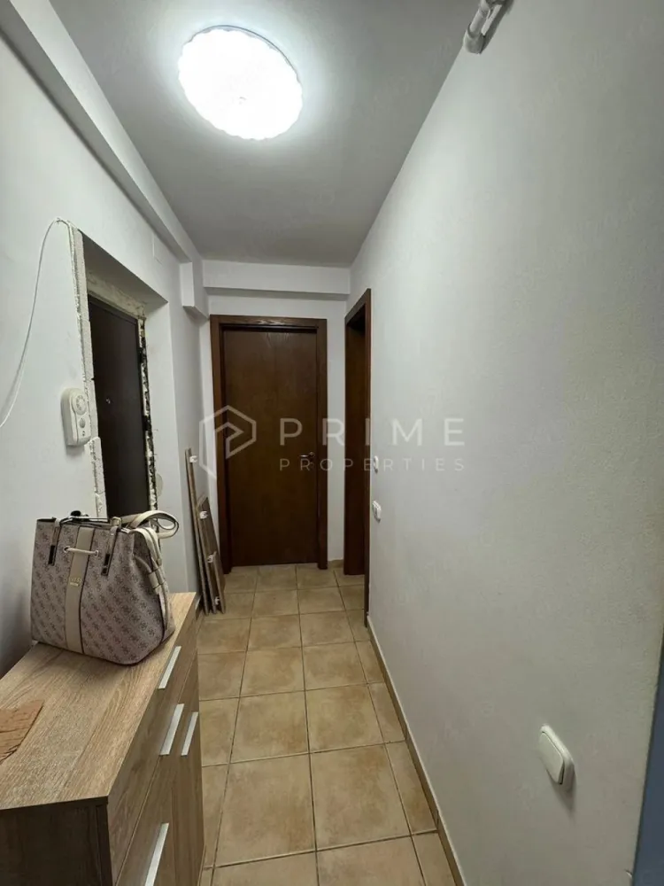 Vă prezentăm 2 camere, confort și acces rapid UMFST - Vă oferim spre închiriere un apartament cu 2 camere, decomandat, cu o suprafață utilă de 47 mp, situat la parter, în zona Cornișa – o locație apreciată pentru liniște și accesibilitate.

Proprietatea este complet mobilată și utilată, fiind pregătită pentru mutare imediată. De asemenea, dispune de centrală termică proprie nouă, asigurând un confort termic ridicat și costuri eficiente de întreținere.

Apartamentul se află la doar 2 minute de Universitatea de Medicină, Farmacie, Științe și Tehnologie, ceea ce îl face ideal pentru studenți, rezidenți sau personal medical.

Compartimentarea decomandată oferă intimitate și funcționalitate, iar proximitatea față de mijloace de transport, magazine și alte facilități urbane reprezintă un avantaj important.

La Prime Properties, fiecare tranzacție înseamnă mai mult decât o simplă achiziție – este un proces complet, în care colaborăm cu cei mai buni profesioniști: notari, avocați, evaluatori, specialiști în certificate energetice și consultanți de credite imobiliare.
Astfel, atunci când alegi o proprietate prin noi, primești la pachet siguranță, transparență și servicii impecabile pe tot parcursul drumului tău către casa ideală.

Ne dedicăm 100% fiecărui client, iar asta se reflectă în rezultate și în încrederea pe care o primim înapoi prin recomandările lor.
Această proprietate nu este exact ceea ce cauți?
Lasă-ne să îți găsim alternativa potrivită. Agentul tău Prime îți va oferi soluții avantajoase, adaptate stilului tău de viață.
Contactează-ne astăzi. Până acum nu am dezamăgit niciun client – și nu vom începe cu tine.
Comision: 50% din valoarea primei luni de chirie.
