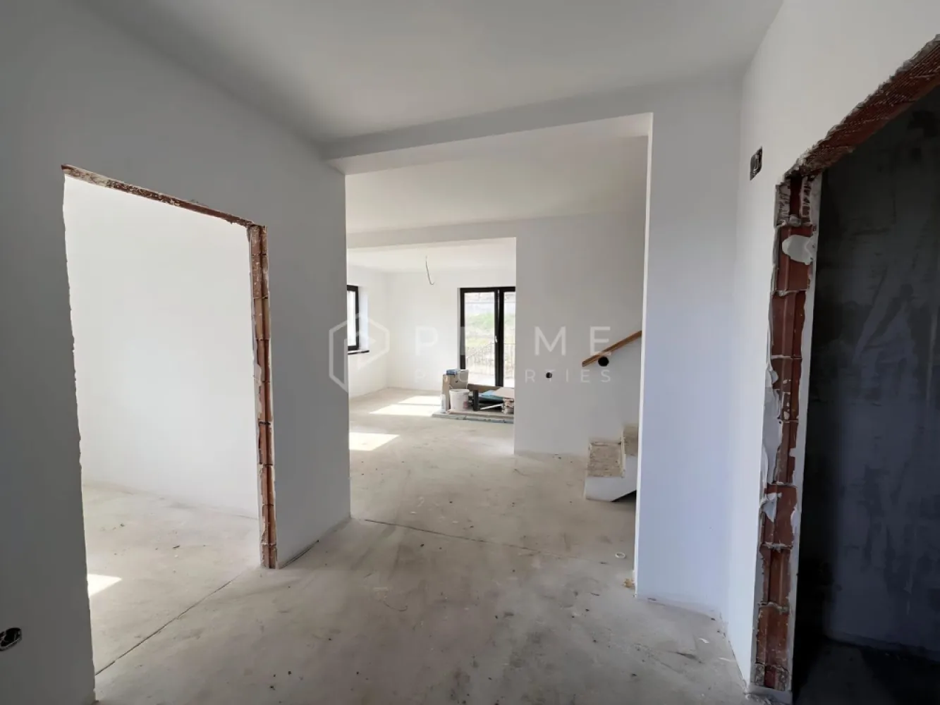 Casa individuala 120mp utili - Corunca - cu acces rapid la Târgu-Mureș - Vă propunem spre vânzare o casă individuală situată în Corunca, într-o zonă liniștită, cu acces rapid către E60 și oraș, ideală pentru o familie care își dorește confort, spațiu și intimitate.
Locuința este disponibilă în stadiu de semifinisat avansat, oferindu-vă posibilitatea de a o personaliza după propriul gust, fără a mai parcurge etapele grele ale construcției.
Suprafață și teren
-120 mp suprafață utilă
-teren de 500 mp
Compartimentare modernă, eficientă:
Parter
-hol generos de acces
-birou / cameră de oaspeți
-baie
-living luminos cu bucătărie open-space
Mansardă
- 3 dormitoare
- 1 baie
Dotări și stadiu construcție
Casa beneficiază de lucrări realizate la standarde moderne:
- pereți tencuiți mecanizat, gletuiți și vopsiți în alb
- șapă mecanizată
- încălzire în pardoseală la parter
- calorifere la etaj
- centrală termică pe gaz
- ferestre tripan cu 3 garnituri pentru eficiență energetică
- acoperiș țiglă Bramac gri antracit
- izolație exterioară polistiren 10 cm, densitate 80

La Prime Properties, fiecare tranzacție înseamnă mai mult decât o simplă achiziție – este un proces complet, în care colaborăm cu cei mai buni profesioniști: notari, avocați, designeri, arhitecți, evaluatori, specialiști în certificate energetice, consultanți de credite imobiliare.
Astfel, atunci când alegi o proprietate prin noi, primești la pachet și siguranță, transparență și servicii impecabile pe tot parcursul drumului tău către casa ideală.
Ne dedicăm 100% fiecărui client, iar asta se reflectă în rezultate și în încrederea pe care o primim înapoi prin recomandările lor.
Proprietatea aceasta nu se potrivește exact nevoilor tale?
Lasă-ne să îți găsim alternativa potrivită. Agentul nostru îți va oferi soluții avantajoase și adaptate stilului tău de viață.
📞 Contactează-ne astăzi. Până acum nu am dezamăgit niciun client – și nu vom începe cu tine.
Comision 0% pentru cumpărători