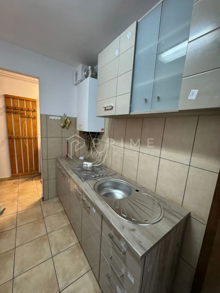 Vă prezentăm 2 camere, confort și acces rapid UMFST - Vă oferim spre închiriere un apartament cu 2 camere, decomandat, cu o suprafață utilă de 47 mp, situat la parter, în zona Cornișa – o locație apreciată pentru liniște și accesibilitate.

Proprietatea este complet mobilată și utilată, fiind pregătită pentru mutare imediată. De asemenea, dispune de centrală termică proprie nouă, asigurând un confort termic ridicat și costuri eficiente de întreținere.

Apartamentul se află la doar 2 minute de Universitatea de Medicină, Farmacie, Științe și Tehnologie, ceea ce îl face ideal pentru studenți, rezidenți sau personal medical.

Compartimentarea decomandată oferă intimitate și funcționalitate, iar proximitatea față de mijloace de transport, magazine și alte facilități urbane reprezintă un avantaj important.

La Prime Properties, fiecare tranzacție înseamnă mai mult decât o simplă achiziție – este un proces complet, în care colaborăm cu cei mai buni profesioniști: notari, avocați, evaluatori, specialiști în certificate energetice și consultanți de credite imobiliare.
Astfel, atunci când alegi o proprietate prin noi, primești la pachet siguranță, transparență și servicii impecabile pe tot parcursul drumului tău către casa ideală.

Ne dedicăm 100% fiecărui client, iar asta se reflectă în rezultate și în încrederea pe care o primim înapoi prin recomandările lor.
Această proprietate nu este exact ceea ce cauți?
Lasă-ne să îți găsim alternativa potrivită. Agentul tău Prime îți va oferi soluții avantajoase, adaptate stilului tău de viață.
Contactează-ne astăzi. Până acum nu am dezamăgit niciun client – și nu vom începe cu tine.
Comision: 50% din valoarea primei luni de chirie.
