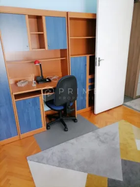 Apartament 3 camere de închiriat – Dâmbu, etaj 1, ideal pentru studenț