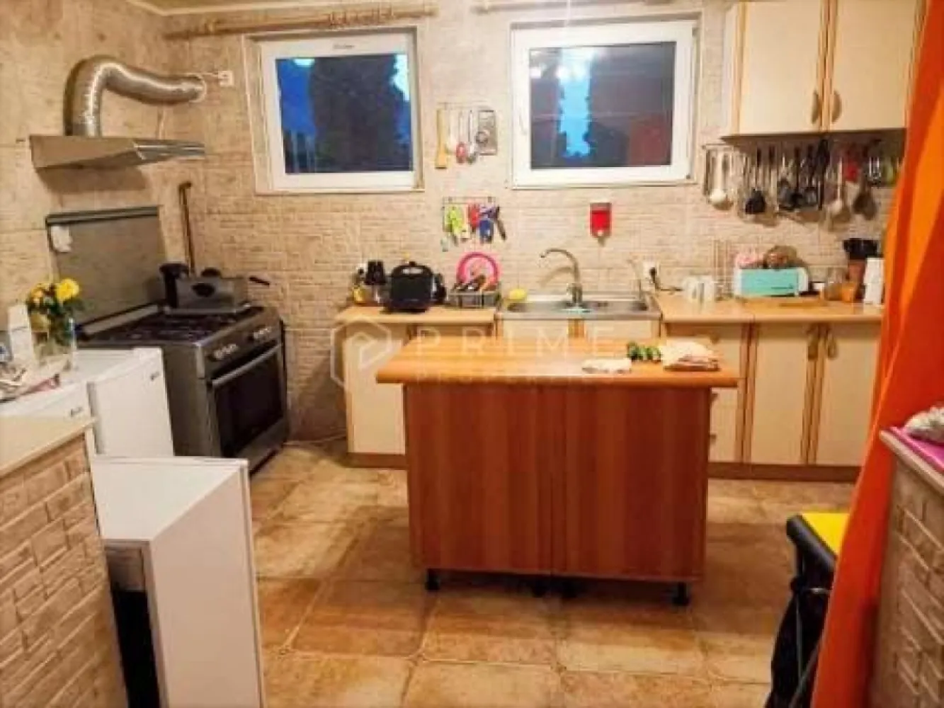 Casă individuală 310mp utili, 8 camere, piscină