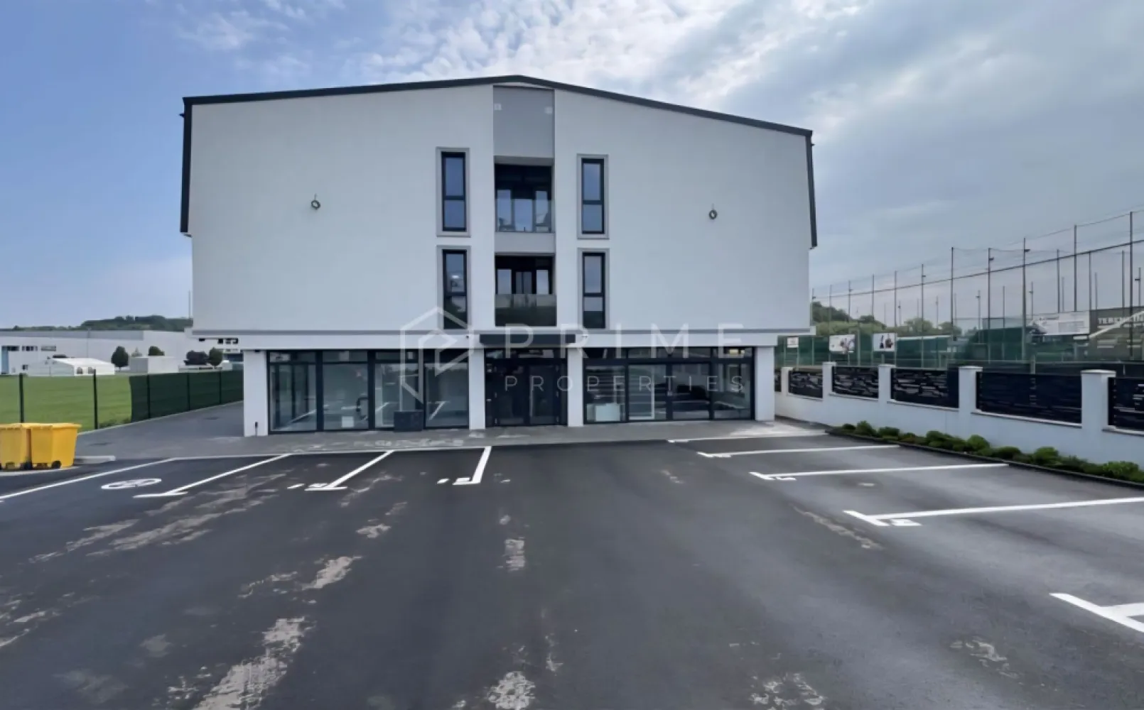 Apartament modern 2 camere Corunca aproape de Shopping City - Vă propunem spre vânzare un apartament nou cu 2 camere, complet mobilat, situat la etajul 1 al unui imobil modern din Corunca, pe Calea Sighișoarei, în imediata proximitate a Shopping City Mall Târgu Mureș, retailer-ul discount Atac, Dedeman, Brico Depot, Universitatea Sapientia.

Proprietatea reprezintă o alegere de excepție atât pentru locuire proprie, cât și ca investiție imobiliară rentabilă, beneficiind de o locație privilegiată, finisaje de calitate și dotări moderne.

COMPARTIMENTARE

Living — Luminos și generos ca suprafață, cu acces direct la balcon. Un spațiu ideal pentru relaxare, perfectat de lumina naturală abundentă.

Dormitor — Confortabil și bine delimitat, oferind intimitate și liniște. Beneficiază de acces la același balcon, prelungind spațiul de odihnă.

Bucătărie — open space practică și bine organizată, cu lumină naturală proprie. C

Balcon — Accesat din atât din living cât și din dormitor, balconul privat oferă un spațiu exterior plăcut, ideal pentru momentele de relaxare în aer liber.

DOTĂRI & FACILITĂȚI

Încălzire în pardoseală — Sistem modern de termoficare, asigurând un confort termic ridicat și distribuție uniformă a căldurii pe toată suprafața apartamentului.

Loc de parcare inclus — Parcare proprie în curtea interioară a imobilului, inclusă în prețul de vânzare, fără costuri suplimentare.

Construcție nouă — Imobil recent construit, cu materiale de calitate și finisaje moderne, oferind garanțiile aferente unei proprietăți noi.

La Prime Properties, fiecare tranzacție înseamnă mai mult decât o simplă achiziție – este un proces complet, în care colaborăm cu cei mai buni profesioniști: notari, avocați, designeri, arhitecți, evaluatori, specialiști în certificate energetice, consultanți de credite imobiliare.
Astfel, atunci când alegi o proprietate prin noi, primești la pachet și siguranță, transparență și servicii impecabile pe tot parcursul drumului tău către casa ideală.
Ne dedicăm 100% fiecărui client, iar asta se reflectă în rezultate și în încrederea pe care o primim înapoi prin recomandările lor.
Proprietatea aceasta nu se potrivește exact nevoilor tale?
Lasă-ne să îți găsim alternativa potrivită. Agentul nostru îți va oferi soluții avantajoase și adaptate stilului tău de viață.
📞 Contactează-ne astăzi. Până acum nu am dezamăgit niciun client – și nu vom începe cu tine.
Comision 0% pentru cumpărători