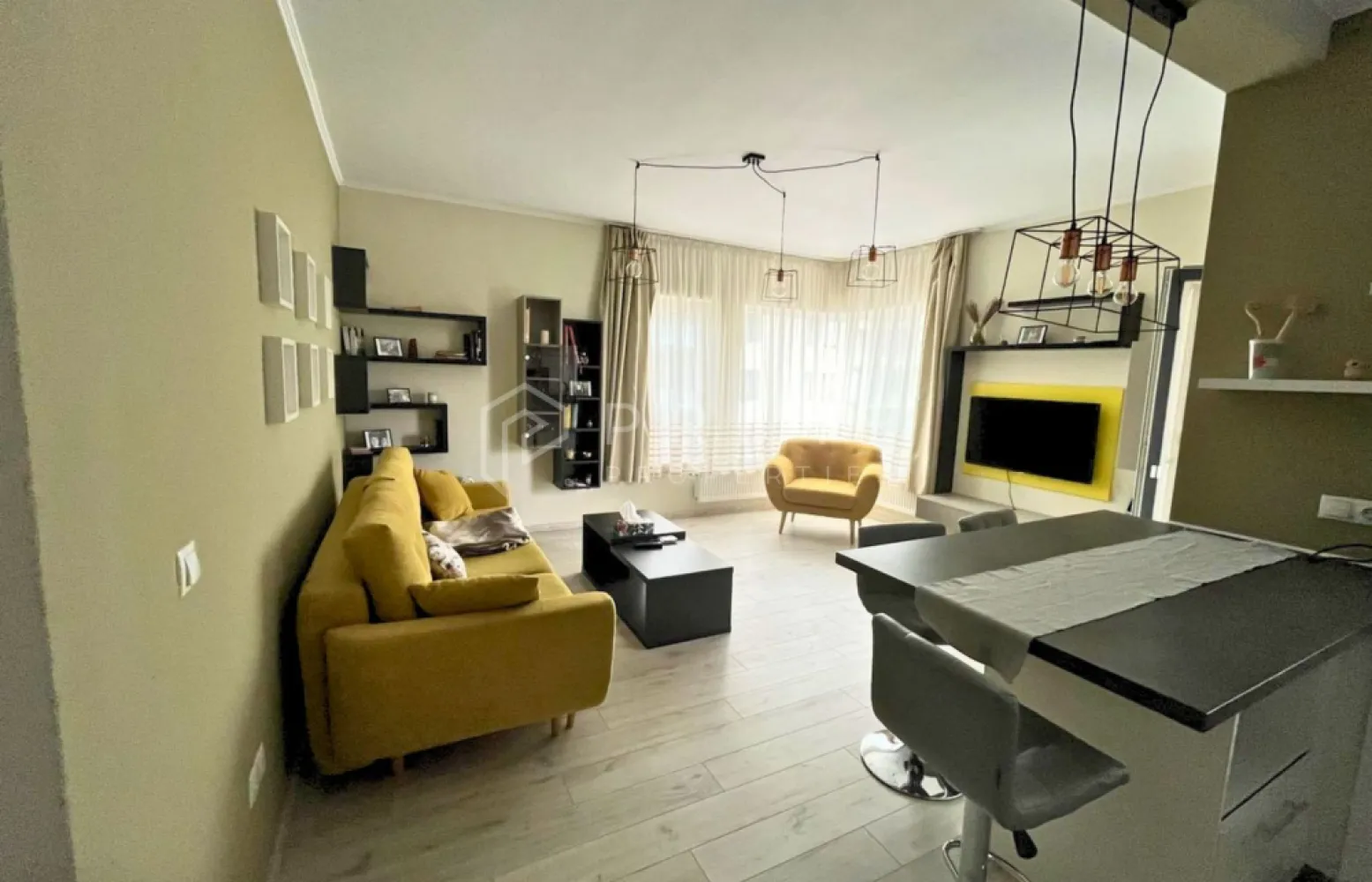 De închiriat: Apartament modern 2 camere | Cartier Unirii | Bloc 2018 - Echipa noastră vă propune spre închiriere un apartament modern cu 2 camere, situat într-o zonă liniștită și sigură din cartierul Unirii, Târgu Mureș. Locuința se află într-un imobil construit în anul 2018, din cărămidă, oferind un confort termic și fonic deosebit.

Cu o suprafață utilă de 57 mp, apartamentul este complet mobilat și utilat, fiind pregătit pentru a deveni noul dumneavoastră cămin.

Dotări și Facilități:
Apartamentul este echipat cu tot ce aveți nevoie pentru un stil de viață modern:
Bucătărie completă: Mașină de spălat vase, frigider, plită și cuptor, espressor, prăjitor de pâine.
Tehnologie: Smart TV, internet de mare viteză, interfon.
Utilități: Mașină de spălat rufe.
Siguranță: Curte împrejmuită, oferind un mediu sigur și privat.
Parcare: Loc de parcare propriu inclus.

Localizare Strategică:
Proprietatea beneficiază de o poziționare ideală, oferind acces facil către punctele de interes majore:
Educație: Aproape de UMFST (Universitatea de Medicină, Farmacie, Științe și Tehnologie), situată la aproximativ 2.5 km.
Dining: În proximitate se află restaurante cunoscute precum „Tip Top” (745 m) și „Pizza King” (844 m).
Sănătate & Sport: Acces rapid la Farmacia Stelaria (754 m), clinici medicale și centre sportive.
Mobilitate: Acces facil la transportul public, cu stații de autobuz situate în apropiere.

Condiții de închiriere:
Preț chirie: 450 Euro / lună.
Garanție: se parcepe o chirie. 
Comision agenție: 50% din prima lună de chirie.

Dacă sunteți interesați de această proprietate, nu ezitați să ne contactați pentru a programa o vizionare. Echipa noastră vă stă cu plăcere la dispoziție pentru orice detalii suplimentare!