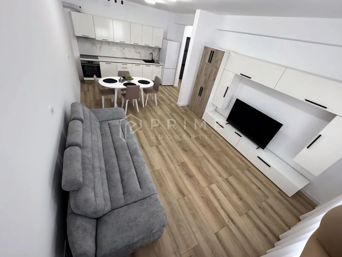 Apartament modern 2 camere Corunca aproape de Shopping City - Vă propunem spre vânzare un apartament nou cu 2 camere, complet mobilat, situat la etajul 1 al unui imobil modern din Corunca, pe Calea Sighișoarei, în imediata proximitate a Shopping City Mall Târgu Mureș, retailer-ul discount Atac, Dedeman, Brico Depot, Universitatea Sapientia.

Proprietatea reprezintă o alegere de excepție atât pentru locuire proprie, cât și ca investiție imobiliară rentabilă, beneficiind de o locație privilegiată, finisaje de calitate și dotări moderne.

COMPARTIMENTARE

Living — Luminos și generos ca suprafață, cu acces direct la balcon. Un spațiu ideal pentru relaxare, perfectat de lumina naturală abundentă.

Dormitor — Confortabil și bine delimitat, oferind intimitate și liniște. Beneficiază de acces la același balcon, prelungind spațiul de odihnă.

Bucătărie — open space practică și bine organizată, cu lumină naturală proprie. C

Balcon — Accesat din atât din living cât și din dormitor, balconul privat oferă un spațiu exterior plăcut, ideal pentru momentele de relaxare în aer liber.

DOTĂRI & FACILITĂȚI

Încălzire în pardoseală — Sistem modern de termoficare, asigurând un confort termic ridicat și distribuție uniformă a căldurii pe toată suprafața apartamentului.

Loc de parcare inclus — Parcare proprie în curtea interioară a imobilului, inclusă în prețul de vânzare, fără costuri suplimentare.

Construcție nouă — Imobil recent construit, cu materiale de calitate și finisaje moderne, oferind garanțiile aferente unei proprietăți noi.

La Prime Properties, fiecare tranzacție înseamnă mai mult decât o simplă achiziție – este un proces complet, în care colaborăm cu cei mai buni profesioniști: notari, avocați, designeri, arhitecți, evaluatori, specialiști în certificate energetice, consultanți de credite imobiliare.
Astfel, atunci când alegi o proprietate prin noi, primești la pachet și siguranță, transparență și servicii impecabile pe tot parcursul drumului tău către casa ideală.
Ne dedicăm 100% fiecărui client, iar asta se reflectă în rezultate și în încrederea pe care o primim înapoi prin recomandările lor.
Proprietatea aceasta nu se potrivește exact nevoilor tale?
Lasă-ne să îți găsim alternativa potrivită. Agentul nostru îți va oferi soluții avantajoase și adaptate stilului tău de viață.
📞 Contactează-ne astăzi. Până acum nu am dezamăgit niciun client – și nu vom începe cu tine.
Comision 0% pentru cumpărători