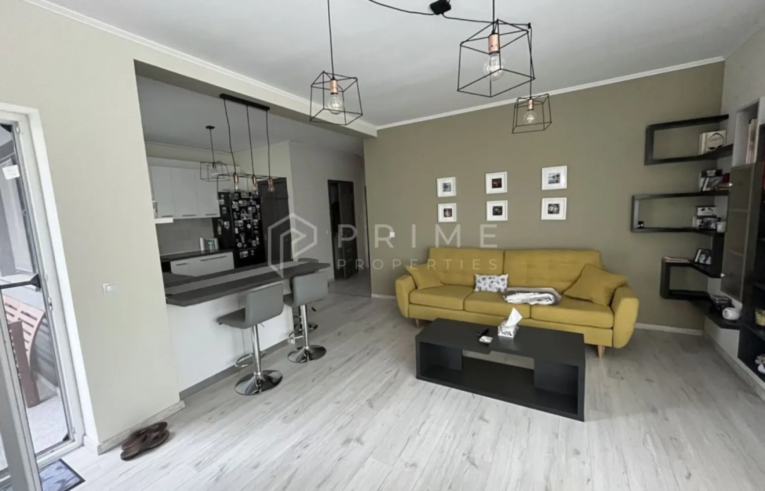 De închiriat: Apartament modern 2 camere | Cartier Unirii | Bloc 2018 - Echipa noastră vă propune spre închiriere un apartament modern cu 2 camere, situat într-o zonă liniștită și sigură din cartierul Unirii, Târgu Mureș. Locuința se află într-un imobil construit în anul 2018, din cărămidă, oferind un confort termic și fonic deosebit.

Cu o suprafață utilă de 57 mp, apartamentul este complet mobilat și utilat, fiind pregătit pentru a deveni noul dumneavoastră cămin.

Dotări și Facilități:
Apartamentul este echipat cu tot ce aveți nevoie pentru un stil de viață modern:
Bucătărie completă: Mașină de spălat vase, frigider, plită și cuptor, espressor, prăjitor de pâine.
Tehnologie: Smart TV, internet de mare viteză, interfon.
Utilități: Mașină de spălat rufe.
Siguranță: Curte împrejmuită, oferind un mediu sigur și privat.
Parcare: Loc de parcare propriu inclus.

Localizare Strategică:
Proprietatea beneficiază de o poziționare ideală, oferind acces facil către punctele de interes majore:
Educație: Aproape de UMFST (Universitatea de Medicină, Farmacie, Științe și Tehnologie), situată la aproximativ 2.5 km.
Dining: În proximitate se află restaurante cunoscute precum „Tip Top” (745 m) și „Pizza King” (844 m).
Sănătate & Sport: Acces rapid la Farmacia Stelaria (754 m), clinici medicale și centre sportive.
Mobilitate: Acces facil la transportul public, cu stații de autobuz situate în apropiere.

Condiții de închiriere:
Preț chirie: 450 Euro / lună.
Garanție: se parcepe o chirie. 
Comision agenție: 50% din prima lună de chirie.

Dacă sunteți interesați de această proprietate, nu ezitați să ne contactați pentru a programa o vizionare. Echipa noastră vă stă cu plăcere la dispoziție pentru orice detalii suplimentare!