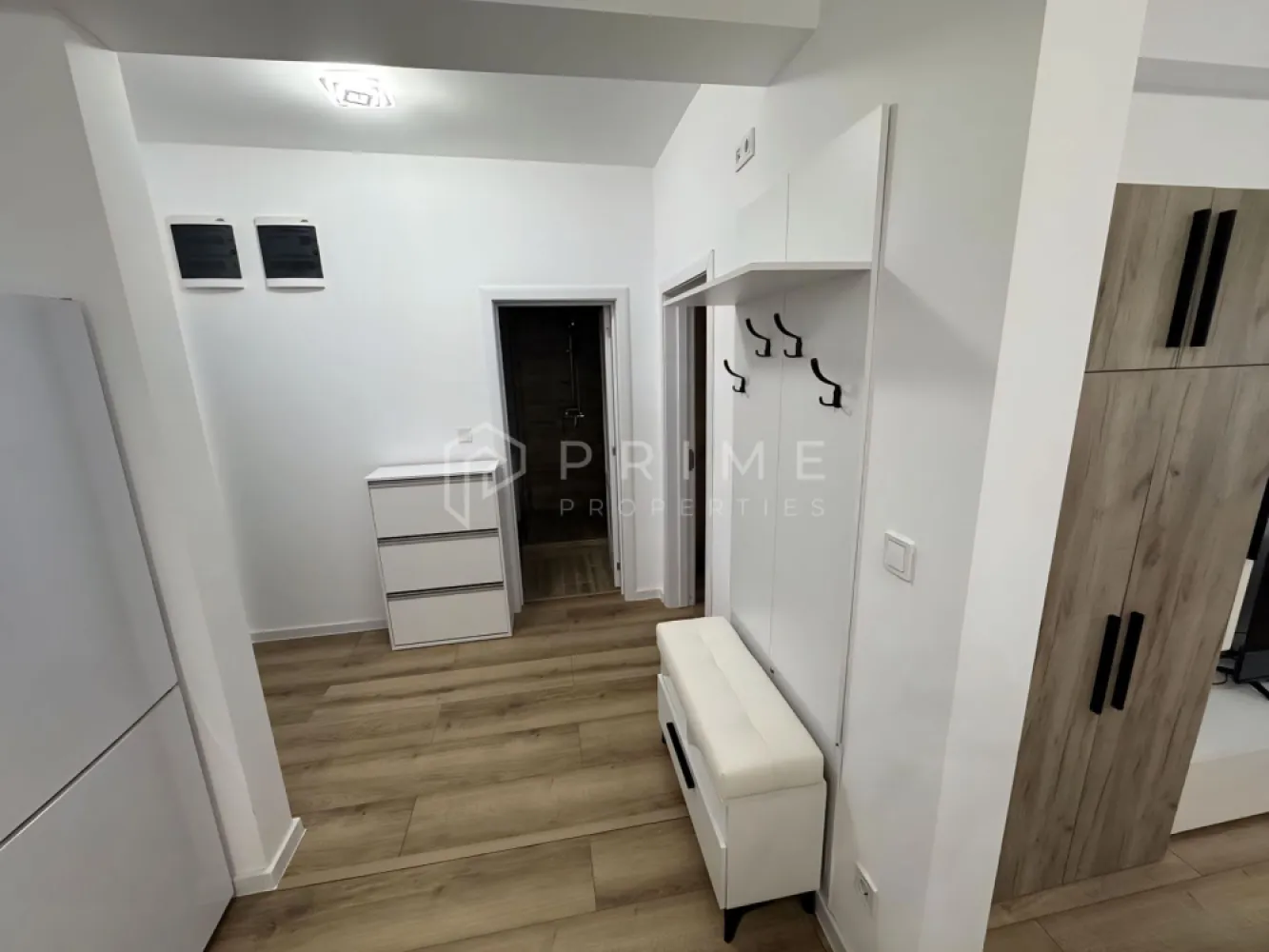 Apartament modern 2 camere Corunca aproape de Shopping City - Vă propunem spre vânzare un apartament nou cu 2 camere, complet mobilat, situat la etajul 1 al unui imobil modern din Corunca, pe Calea Sighișoarei, în imediata proximitate a Shopping City Mall Târgu Mureș, retailer-ul discount Atac, Dedeman, Brico Depot, Universitatea Sapientia.

Proprietatea reprezintă o alegere de excepție atât pentru locuire proprie, cât și ca investiție imobiliară rentabilă, beneficiind de o locație privilegiată, finisaje de calitate și dotări moderne.

COMPARTIMENTARE

Living — Luminos și generos ca suprafață, cu acces direct la balcon. Un spațiu ideal pentru relaxare, perfectat de lumina naturală abundentă.

Dormitor — Confortabil și bine delimitat, oferind intimitate și liniște. Beneficiază de acces la același balcon, prelungind spațiul de odihnă.

Bucătărie — open space practică și bine organizată, cu lumină naturală proprie. C

Balcon — Accesat din atât din living cât și din dormitor, balconul privat oferă un spațiu exterior plăcut, ideal pentru momentele de relaxare în aer liber.

DOTĂRI & FACILITĂȚI

Încălzire în pardoseală — Sistem modern de termoficare, asigurând un confort termic ridicat și distribuție uniformă a căldurii pe toată suprafața apartamentului.

Loc de parcare inclus — Parcare proprie în curtea interioară a imobilului, inclusă în prețul de vânzare, fără costuri suplimentare.

Construcție nouă — Imobil recent construit, cu materiale de calitate și finisaje moderne, oferind garanțiile aferente unei proprietăți noi.

La Prime Properties, fiecare tranzacție înseamnă mai mult decât o simplă achiziție – este un proces complet, în care colaborăm cu cei mai buni profesioniști: notari, avocați, designeri, arhitecți, evaluatori, specialiști în certificate energetice, consultanți de credite imobiliare.
Astfel, atunci când alegi o proprietate prin noi, primești la pachet și siguranță, transparență și servicii impecabile pe tot parcursul drumului tău către casa ideală.
Ne dedicăm 100% fiecărui client, iar asta se reflectă în rezultate și în încrederea pe care o primim înapoi prin recomandările lor.
Proprietatea aceasta nu se potrivește exact nevoilor tale?
Lasă-ne să îți găsim alternativa potrivită. Agentul nostru îți va oferi soluții avantajoase și adaptate stilului tău de viață.
📞 Contactează-ne astăzi. Până acum nu am dezamăgit niciun client – și nu vom începe cu tine.
Comision 0% pentru cumpărători