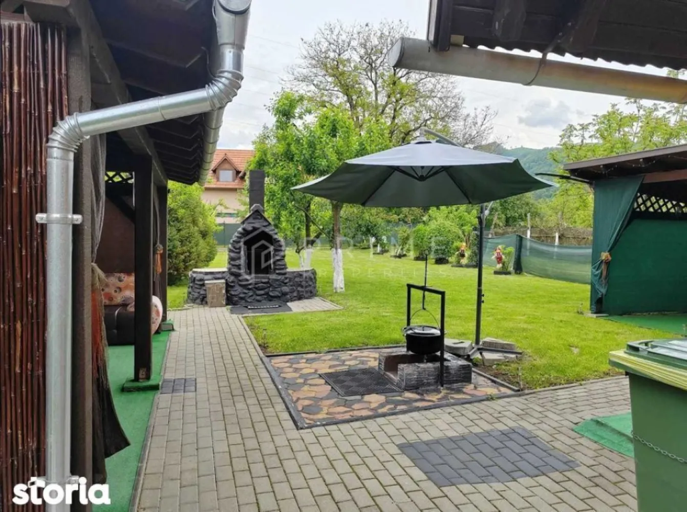 Pensiune Premium de Vânzare aproape de Sovata - Vă prezentăm o oportunitate rară:
Preiei astăzi o afacere turistică funcțională, cu reputație construită în 11 ani și rating excepțional — 9,7 pe Booking | 4,8 pe Google.
De ce este o investiție solidă:
Cerere turistică susținută pe durata sezonului estival, cu rezervări constante în weekend pe tot parcursul anului
Reputație online impecabilă, bază de clienți fidelizată
Oportunitate de extindere în segmentul wellness & recovery, susținută de ecosistemul turistic balnear consacrat al stațiunii Sovata.
Proprietatea — date tehnice:

2 clădiri separate, 368 mp construiți | Teren ~2.100 mp (2 nr. cadastrale)
9 camere | 8 băi + 3 toalete | Bucătărie echipată | Sală de mese
Sală pentru evenimente cu piscină interioară | 4 terase | 2 balcoane
Lac ornamental, livadă, parcare generoasă, grătar, loc ceaun
Construcție cărămidă | Tâmplărie termopan | Centrală termică
Racordată la toate utilitățile: apă, gaz, electricitate trifazată
Mobilată și echipată complet — preluare imediată
Ideal pentru: investitori care doresc un business gata operațional, fără costuri de pornire.

Preț 309000euro, deschis negocierilor, inclusiv schimb parțial cu apartamente în Târgu Mureș sau Sovata.

Programează o vizionare.

La Prime Properties, fiecare tranzacție înseamnă mai mult decât o simplă achiziție – este un proces complet, în care colaborăm cu cei mai buni profesioniști: notari, avocați, designeri, arhitecți, evaluatori, specialiști în certificate energetice, consultanți de credite imobiliare.
Astfel, atunci când alegi o proprietate prin noi, primești la pachet și siguranță, transparență și servicii impecabile pe tot parcursul drumului tău către casa ideală.
Ne dedicăm 100% fiecărui client, iar asta se reflectă în rezultate și în încrederea pe care o primim înapoi prin recomandările lor.
Proprietatea aceasta nu se potrivește exact nevoilor tale?
Lasă-ne să îți găsim alternativa potrivită. Agentul nostru îți va oferi soluții avantajoase și adaptate stilului tău de viață.
📞 Contactează-ne astăzi. Până acum nu am dezamăgit niciun client – și nu vom începe cu tine.
Comision 0% pentru cumpărători