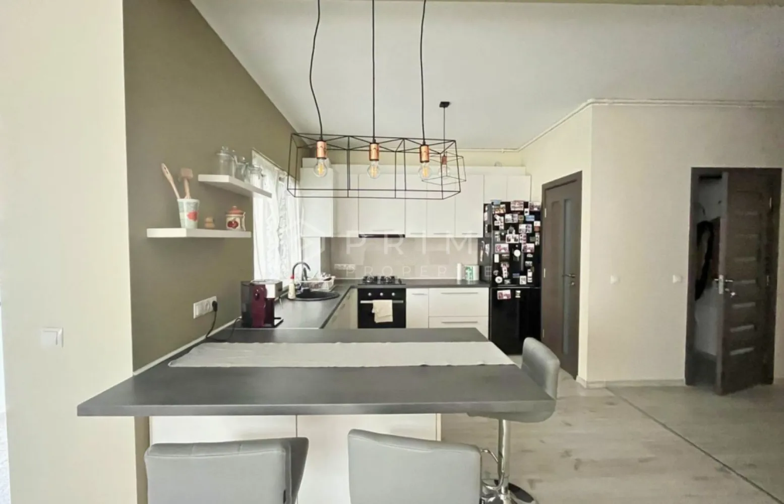 De închiriat: Apartament modern 2 camere | Cartier Unirii | Bloc 2018 - Echipa noastră vă propune spre închiriere un apartament modern cu 2 camere, situat într-o zonă liniștită și sigură din cartierul Unirii, Târgu Mureș. Locuința se află într-un imobil construit în anul 2018, din cărămidă, oferind un confort termic și fonic deosebit.

Cu o suprafață utilă de 57 mp, apartamentul este complet mobilat și utilat, fiind pregătit pentru a deveni noul dumneavoastră cămin.

Dotări și Facilități:
Apartamentul este echipat cu tot ce aveți nevoie pentru un stil de viață modern:
Bucătărie completă: Mașină de spălat vase, frigider, plită și cuptor, espressor, prăjitor de pâine.
Tehnologie: Smart TV, internet de mare viteză, interfon.
Utilități: Mașină de spălat rufe.
Siguranță: Curte împrejmuită, oferind un mediu sigur și privat.
Parcare: Loc de parcare propriu inclus.

Localizare Strategică:
Proprietatea beneficiază de o poziționare ideală, oferind acces facil către punctele de interes majore:
Educație: Aproape de UMFST (Universitatea de Medicină, Farmacie, Științe și Tehnologie), situată la aproximativ 2.5 km.
Dining: În proximitate se află restaurante cunoscute precum „Tip Top” (745 m) și „Pizza King” (844 m).
Sănătate & Sport: Acces rapid la Farmacia Stelaria (754 m), clinici medicale și centre sportive.
Mobilitate: Acces facil la transportul public, cu stații de autobuz situate în apropiere.

Condiții de închiriere:
Preț chirie: 450 Euro / lună.
Garanție: se parcepe o chirie. 
Comision agenție: 50% din prima lună de chirie.

Dacă sunteți interesați de această proprietate, nu ezitați să ne contactați pentru a programa o vizionare. Echipa noastră vă stă cu plăcere la dispoziție pentru orice detalii suplimentare!