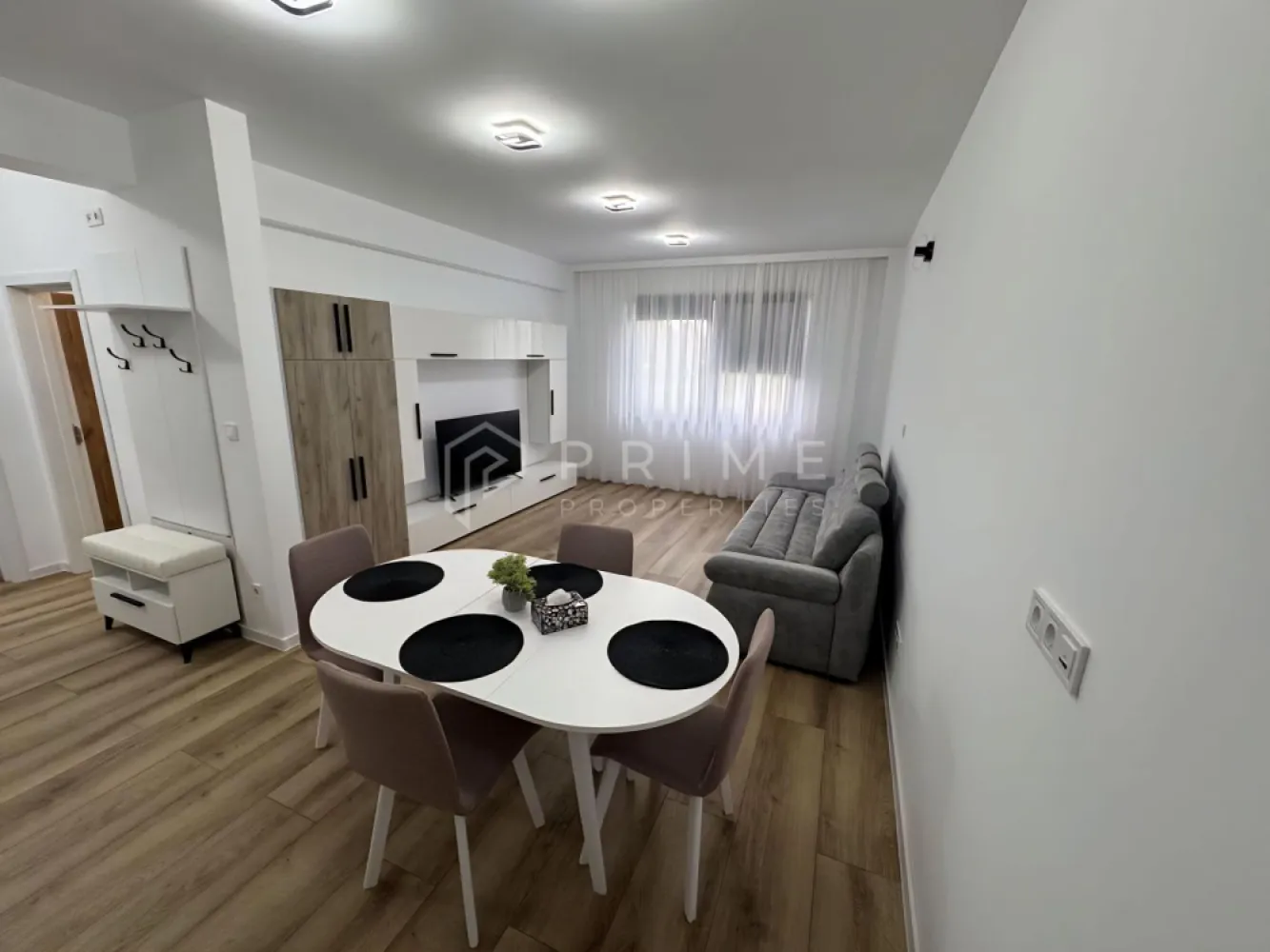 Apartament modern 2 camere Corunca aproape de Shopping City - Vă propunem spre vânzare un apartament nou cu 2 camere, complet mobilat, situat la etajul 1 al unui imobil modern din Corunca, pe Calea Sighișoarei, în imediata proximitate a Shopping City Mall Târgu Mureș, retailer-ul discount Atac, Dedeman, Brico Depot, Universitatea Sapientia.

Proprietatea reprezintă o alegere de excepție atât pentru locuire proprie, cât și ca investiție imobiliară rentabilă, beneficiind de o locație privilegiată, finisaje de calitate și dotări moderne.

COMPARTIMENTARE

Living — Luminos și generos ca suprafață, cu acces direct la balcon. Un spațiu ideal pentru relaxare, perfectat de lumina naturală abundentă.

Dormitor — Confortabil și bine delimitat, oferind intimitate și liniște. Beneficiază de acces la același balcon, prelungind spațiul de odihnă.

Bucătărie — open space practică și bine organizată, cu lumină naturală proprie. C

Balcon — Accesat din atât din living cât și din dormitor, balconul privat oferă un spațiu exterior plăcut, ideal pentru momentele de relaxare în aer liber.

DOTĂRI & FACILITĂȚI

Încălzire în pardoseală — Sistem modern de termoficare, asigurând un confort termic ridicat și distribuție uniformă a căldurii pe toată suprafața apartamentului.

Loc de parcare inclus — Parcare proprie în curtea interioară a imobilului, inclusă în prețul de vânzare, fără costuri suplimentare.

Construcție nouă — Imobil recent construit, cu materiale de calitate și finisaje moderne, oferind garanțiile aferente unei proprietăți noi.

La Prime Properties, fiecare tranzacție înseamnă mai mult decât o simplă achiziție – este un proces complet, în care colaborăm cu cei mai buni profesioniști: notari, avocați, designeri, arhitecți, evaluatori, specialiști în certificate energetice, consultanți de credite imobiliare.
Astfel, atunci când alegi o proprietate prin noi, primești la pachet și siguranță, transparență și servicii impecabile pe tot parcursul drumului tău către casa ideală.
Ne dedicăm 100% fiecărui client, iar asta se reflectă în rezultate și în încrederea pe care o primim înapoi prin recomandările lor.
Proprietatea aceasta nu se potrivește exact nevoilor tale?
Lasă-ne să îți găsim alternativa potrivită. Agentul nostru îți va oferi soluții avantajoase și adaptate stilului tău de viață.
📞 Contactează-ne astăzi. Până acum nu am dezamăgit niciun client – și nu vom începe cu tine.
Comision 0% pentru cumpărători