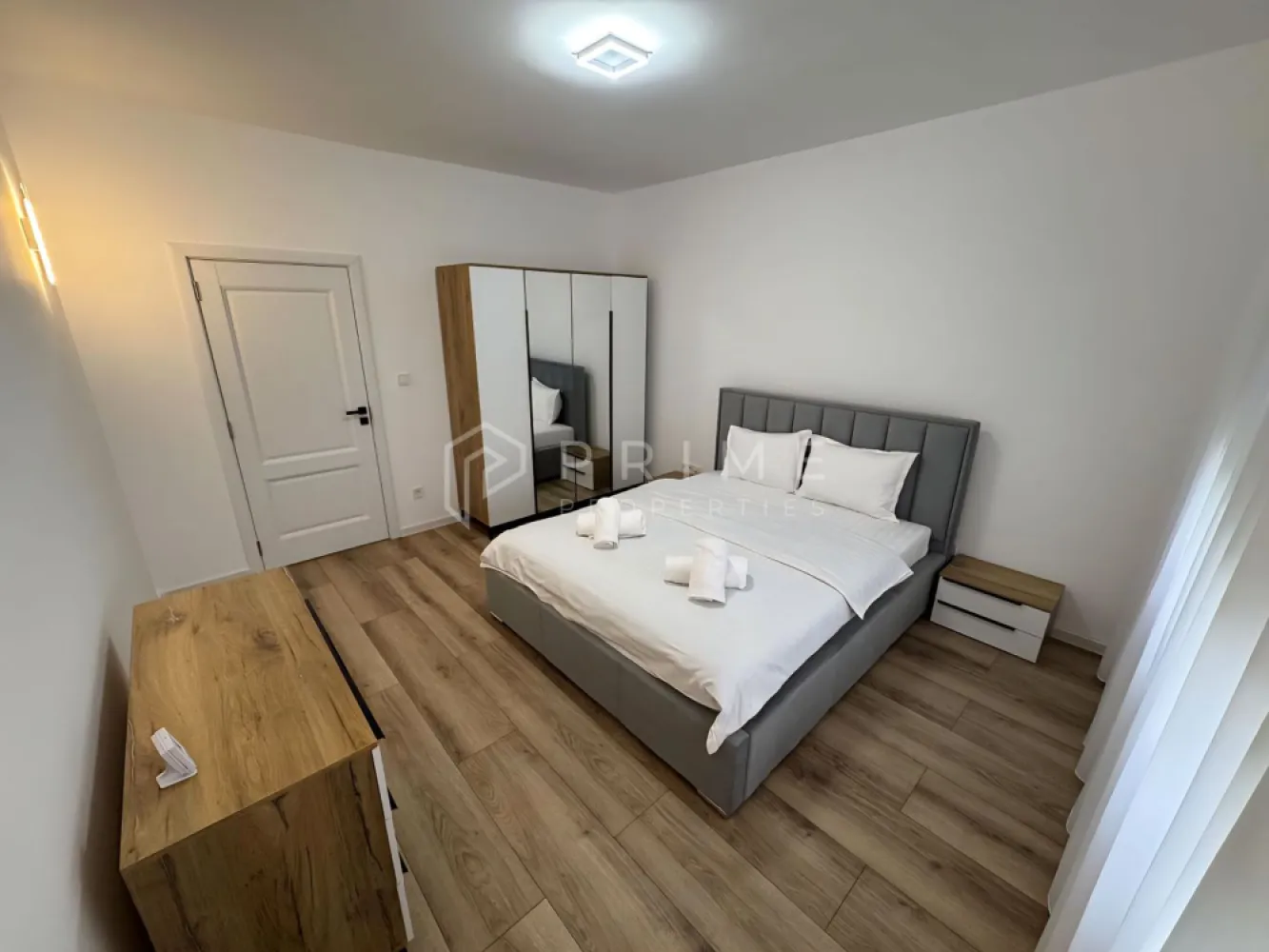 Apartament modern 2 camere Corunca aproape de Shopping City - Vă propunem spre vânzare un apartament nou cu 2 camere, complet mobilat, situat la etajul 1 al unui imobil modern din Corunca, pe Calea Sighișoarei, în imediata proximitate a Shopping City Mall Târgu Mureș, retailer-ul discount Atac, Dedeman, Brico Depot, Universitatea Sapientia.

Proprietatea reprezintă o alegere de excepție atât pentru locuire proprie, cât și ca investiție imobiliară rentabilă, beneficiind de o locație privilegiată, finisaje de calitate și dotări moderne.

COMPARTIMENTARE

Living — Luminos și generos ca suprafață, cu acces direct la balcon. Un spațiu ideal pentru relaxare, perfectat de lumina naturală abundentă.

Dormitor — Confortabil și bine delimitat, oferind intimitate și liniște. Beneficiază de acces la același balcon, prelungind spațiul de odihnă.

Bucătărie — open space practică și bine organizată, cu lumină naturală proprie. C

Balcon — Accesat din atât din living cât și din dormitor, balconul privat oferă un spațiu exterior plăcut, ideal pentru momentele de relaxare în aer liber.

DOTĂRI & FACILITĂȚI

Încălzire în pardoseală — Sistem modern de termoficare, asigurând un confort termic ridicat și distribuție uniformă a căldurii pe toată suprafața apartamentului.

Loc de parcare inclus — Parcare proprie în curtea interioară a imobilului, inclusă în prețul de vânzare, fără costuri suplimentare.

Construcție nouă — Imobil recent construit, cu materiale de calitate și finisaje moderne, oferind garanțiile aferente unei proprietăți noi.

La Prime Properties, fiecare tranzacție înseamnă mai mult decât o simplă achiziție – este un proces complet, în care colaborăm cu cei mai buni profesioniști: notari, avocați, designeri, arhitecți, evaluatori, specialiști în certificate energetice, consultanți de credite imobiliare.
Astfel, atunci când alegi o proprietate prin noi, primești la pachet și siguranță, transparență și servicii impecabile pe tot parcursul drumului tău către casa ideală.
Ne dedicăm 100% fiecărui client, iar asta se reflectă în rezultate și în încrederea pe care o primim înapoi prin recomandările lor.
Proprietatea aceasta nu se potrivește exact nevoilor tale?
Lasă-ne să îți găsim alternativa potrivită. Agentul nostru îți va oferi soluții avantajoase și adaptate stilului tău de viață.
📞 Contactează-ne astăzi. Până acum nu am dezamăgit niciun client – și nu vom începe cu tine.
Comision 0% pentru cumpărători