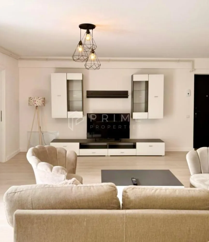Apartament modern cu 2 camere, bloc nou, AMA Residence Unirii - Vă prezentăm spre închiriere un apartament modern, în bloc nou, complexul AMA Residence Unirii.
- Cu o suprafață utilă de 58,5mp, plus terasa, la etajul 2 din 4.
- Apartamentul este la prima închiriere, fiind complet mobilat și utilat, având un design funcțional și aerisit.

Compartimentare: 
- Living cu bucătărie open-space, dormitor, baie, hol generos și terasa.
- Dispune de încălzire în pardoseală.
- Posibilitate de loc de parcare și boxă de depozitare

La Prime Properties, fiecare tranzacție înseamnă mai mult decât o simplă achiziție – este un proces complet, în care colaborăm cu cei mai buni profesioniști: notari, avocați, evaluatori, specialiști în certificate energetice și consultanți de credite imobiliare.
Astfel, atunci când alegi o proprietate prin noi, primești la pachet siguranță, transparență și servicii impecabile pe tot parcursul drumului tău către casa ideală.
Ne dedicăm 100% fiecărui client, iar asta se reflectă în rezultate și în încrederea pe care o primim înapoi prin recomandările lor.
Această proprietate nu este exact ceea ce cauți?
Lasă-ne să îți găsim alternativa potrivită. Agentul tău Prime îți va oferi soluții avantajoase, adaptate stilului tău de viață.
Contactează-ne astăzi. Până acum nu am dezamăgit niciun client – și nu vom începe cu tine.
Comision: 50% din valoarea unei chirii lunare.