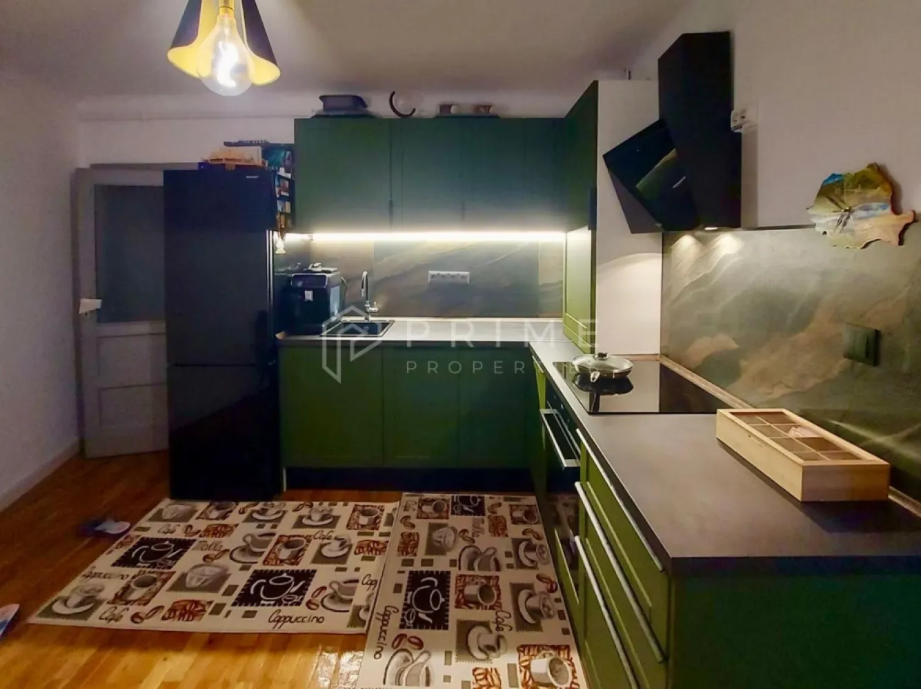 Casa renovata complet | Zona Platou | Ideala locuinta sau investitie - Va propunem spre vanzare o casa complet renovata, situata intr-una dintre cele mai cautate zone – Platou, cu vedere spre Tudor Vladimirescu. Proprietatea este disponibila rapid, cu carte funciara la zi, fara sarcini. Ideala atat pentru locuinta, cat si pentru investitie (inchiriere in regim hotelier sau birouri).

Suprafete
* Suprafata teren: 265 mp
* Suprafata desfasurata: 125 mp
* Suprafata utila totala (cu terase): 165 mp

Compartimentare inteligenta (2 unitati)
Apartament 1 – 88 mp:
* Living
* Bucatarie + terasa
* 2 dormitoare (inclusiv matrimonial cu baie proprie)
* 2 bai
* Hol

Apartament 2 – 45 mp:
* Living
* Dormitor
* Chicineta
* Baie
* Terasa betonata (16 mp)
* Pivnita (7.5 mp)

Exterior
* Curte cu loc de parcare
* Gradina
* 2 terase

Dotari & finisaje premium
* Renovare completa in ultimii 2 ani (instalatii, acoperis, ferestre)
* Centrala termica noua Ariston + termostat wifi
* Radiatoare Purmo
* Geamuri termopan
* Izolatie cu polistiren 10 cm
* Parchet din stejar masiv reconditionat
* Gresie si faianta noi (120x60 cm)
* Obiecte sanitare noi
* Iluminat LED + control smart din aplicatie
* Intrerupatoare touch
* Semineu in living

Utilitati complete
* Curent monofazat + trifazat (27 kW)
* Priza pentru masina electrica
* Gaz, apa, canalizare
* Internet, WiFi, TV
* Poarta electrica cu telecomanda
* Sistem de supraveghere video

Alte informatii
* Certificat energetic: Clasa B
* Proprietate "la cheie" – partial mobilata si utilata
* Eligibila pentru credit ipotecar

La Prime Properties, fiecare tranzacție înseamnă mai mult decât o simplă achiziție – este un proces complet, în care colaborăm cu cei mai buni profesioniști: notari, avocați, designeri, arhitecți, evaluatori, specialiști în certificate energetice, consultanți de credite imobiliare.
Astfel, atunci când alegi o proprietate prin noi, primești la pachet și siguranță, transparență și servicii impecabile pe tot parcursul drumului tău către casa ideală.
Ne dedicăm 100% fiecărui client, iar asta se reflectă în rezultate și în încrederea pe care o primim înapoi prin recomandările lor.
Proprietatea aceasta nu se potrivește exact nevoilor tale?
Lasă-ne să îți găsim alternativa potrivită. Agentul nostru îți va oferi soluții avantajoase și adaptate stilului tău de viață.
📞 Contactează-ne astăzi. Până acum nu am dezamăgit niciun client – și nu vom începe cu tine.
Comision 0% pentru cumpărători