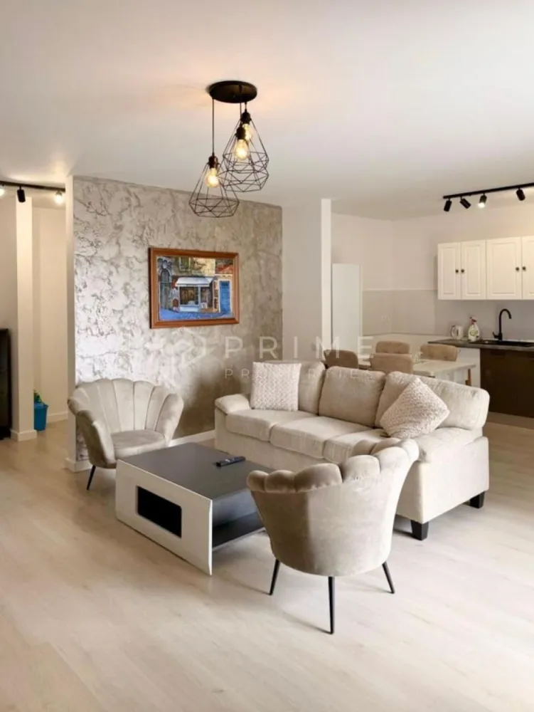 Apartament modern cu 2 camere, bloc nou, AMA Residence Unirii - Vă prezentăm spre închiriere un apartament modern, în bloc nou, complexul AMA Residence Unirii.
- Cu o suprafață utilă de 58,5mp, plus terasa, la etajul 2 din 4.
- Apartamentul este la prima închiriere, fiind complet mobilat și utilat, având un design funcțional și aerisit.

Compartimentare: 
- Living cu bucătărie open-space, dormitor, baie, hol generos și terasa.
- Dispune de încălzire în pardoseală.
- Posibilitate de loc de parcare și boxă de depozitare

La Prime Properties, fiecare tranzacție înseamnă mai mult decât o simplă achiziție – este un proces complet, în care colaborăm cu cei mai buni profesioniști: notari, avocați, evaluatori, specialiști în certificate energetice și consultanți de credite imobiliare.
Astfel, atunci când alegi o proprietate prin noi, primești la pachet siguranță, transparență și servicii impecabile pe tot parcursul drumului tău către casa ideală.
Ne dedicăm 100% fiecărui client, iar asta se reflectă în rezultate și în încrederea pe care o primim înapoi prin recomandările lor.
Această proprietate nu este exact ceea ce cauți?
Lasă-ne să îți găsim alternativa potrivită. Agentul tău Prime îți va oferi soluții avantajoase, adaptate stilului tău de viață.
Contactează-ne astăzi. Până acum nu am dezamăgit niciun client – și nu vom începe cu tine.
Comision: 50% din valoarea unei chirii lunare.