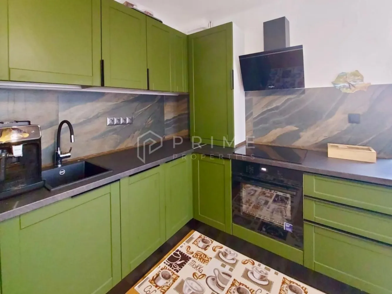 Casa renovata complet | Zona Platou | Ideala locuinta sau investitie - Va propunem spre vanzare o casa complet renovata, situata intr-una dintre cele mai cautate zone – Platou, cu vedere spre Tudor Vladimirescu. Proprietatea este disponibila rapid, cu carte funciara la zi, fara sarcini. Ideala atat pentru locuinta, cat si pentru investitie (inchiriere in regim hotelier sau birouri).

Suprafete
* Suprafata teren: 265 mp
* Suprafata desfasurata: 125 mp
* Suprafata utila totala (cu terase): 165 mp

Compartimentare inteligenta (2 unitati)
Apartament 1 – 88 mp:
* Living
* Bucatarie + terasa
* 2 dormitoare (inclusiv matrimonial cu baie proprie)
* 2 bai
* Hol

Apartament 2 – 45 mp:
* Living
* Dormitor
* Chicineta
* Baie
* Terasa betonata (16 mp)
* Pivnita (7.5 mp)

Exterior
* Curte cu loc de parcare
* Gradina
* 2 terase

Dotari & finisaje premium
* Renovare completa in ultimii 2 ani (instalatii, acoperis, ferestre)
* Centrala termica noua Ariston + termostat wifi
* Radiatoare Purmo
* Geamuri termopan
* Izolatie cu polistiren 10 cm
* Parchet din stejar masiv reconditionat
* Gresie si faianta noi (120x60 cm)
* Obiecte sanitare noi
* Iluminat LED + control smart din aplicatie
* Intrerupatoare touch
* Semineu in living

Utilitati complete
* Curent monofazat + trifazat (27 kW)
* Priza pentru masina electrica
* Gaz, apa, canalizare
* Internet, WiFi, TV
* Poarta electrica cu telecomanda
* Sistem de supraveghere video

Alte informatii
* Certificat energetic: Clasa B
* Proprietate "la cheie" – partial mobilata si utilata
* Eligibila pentru credit ipotecar

La Prime Properties, fiecare tranzacție înseamnă mai mult decât o simplă achiziție – este un proces complet, în care colaborăm cu cei mai buni profesioniști: notari, avocați, designeri, arhitecți, evaluatori, specialiști în certificate energetice, consultanți de credite imobiliare.
Astfel, atunci când alegi o proprietate prin noi, primești la pachet și siguranță, transparență și servicii impecabile pe tot parcursul drumului tău către casa ideală.
Ne dedicăm 100% fiecărui client, iar asta se reflectă în rezultate și în încrederea pe care o primim înapoi prin recomandările lor.
Proprietatea aceasta nu se potrivește exact nevoilor tale?
Lasă-ne să îți găsim alternativa potrivită. Agentul nostru îți va oferi soluții avantajoase și adaptate stilului tău de viață.
📞 Contactează-ne astăzi. Până acum nu am dezamăgit niciun client – și nu vom începe cu tine.
Comision 0% pentru cumpărători