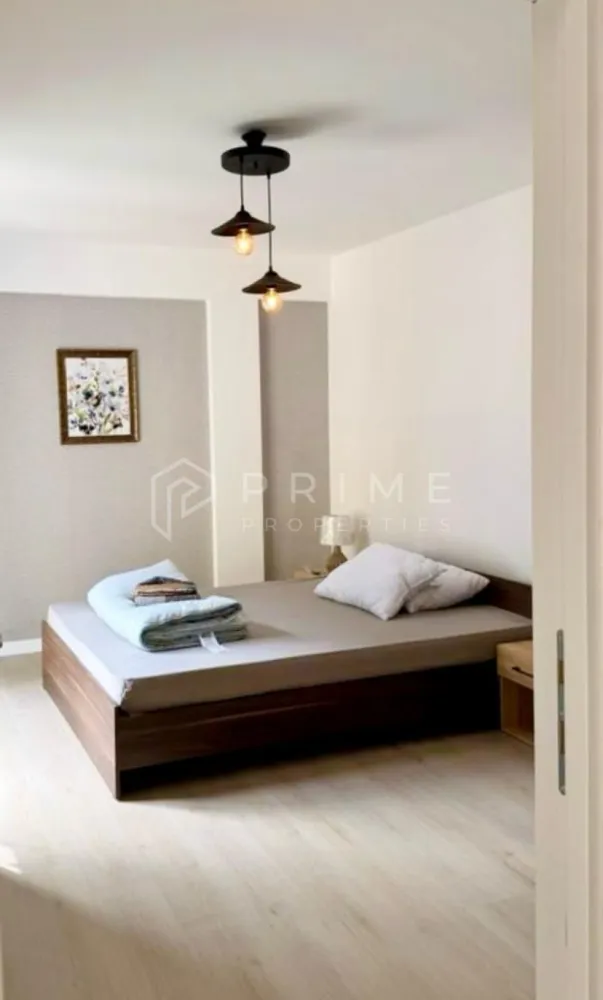 Apartament modern cu 2 camere, bloc nou, AMA Residence Unirii - Vă prezentăm spre închiriere un apartament modern, în bloc nou, complexul AMA Residence Unirii.
- Cu o suprafață utilă de 58,5mp, plus terasa, la etajul 2 din 4.
- Apartamentul este la prima închiriere, fiind complet mobilat și utilat, având un design funcțional și aerisit.

Compartimentare: 
- Living cu bucătărie open-space, dormitor, baie, hol generos și terasa.
- Dispune de încălzire în pardoseală.
- Posibilitate de loc de parcare și boxă de depozitare

La Prime Properties, fiecare tranzacție înseamnă mai mult decât o simplă achiziție – este un proces complet, în care colaborăm cu cei mai buni profesioniști: notari, avocați, evaluatori, specialiști în certificate energetice și consultanți de credite imobiliare.
Astfel, atunci când alegi o proprietate prin noi, primești la pachet siguranță, transparență și servicii impecabile pe tot parcursul drumului tău către casa ideală.
Ne dedicăm 100% fiecărui client, iar asta se reflectă în rezultate și în încrederea pe care o primim înapoi prin recomandările lor.
Această proprietate nu este exact ceea ce cauți?
Lasă-ne să îți găsim alternativa potrivită. Agentul tău Prime îți va oferi soluții avantajoase, adaptate stilului tău de viață.
Contactează-ne astăzi. Până acum nu am dezamăgit niciun client – și nu vom începe cu tine.
Comision: 50% din valoarea unei chirii lunare.