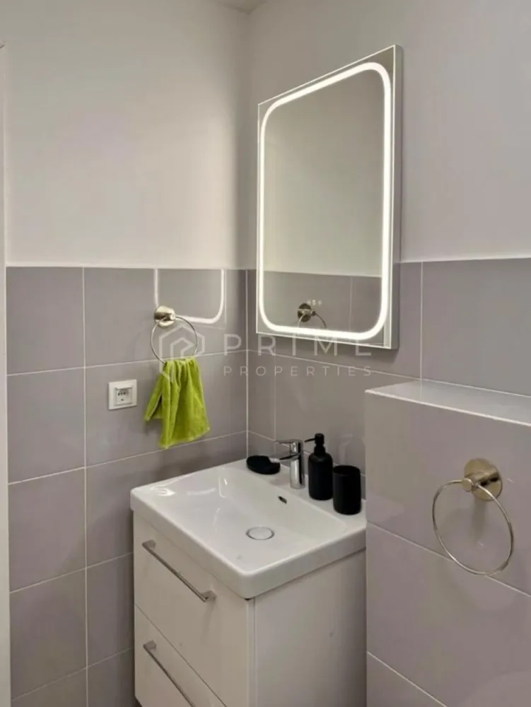 Apartament modern cu 2 camere, bloc nou, AMA Residence Unirii - Vă prezentăm spre închiriere un apartament modern, în bloc nou, complexul AMA Residence Unirii.
- Cu o suprafață utilă de 58,5mp, plus terasa, la etajul 2 din 4.
- Apartamentul este la prima închiriere, fiind complet mobilat și utilat, având un design funcțional și aerisit.

Compartimentare: 
- Living cu bucătărie open-space, dormitor, baie, hol generos și terasa.
- Dispune de încălzire în pardoseală.
- Posibilitate de loc de parcare și boxă de depozitare

La Prime Properties, fiecare tranzacție înseamnă mai mult decât o simplă achiziție – este un proces complet, în care colaborăm cu cei mai buni profesioniști: notari, avocați, evaluatori, specialiști în certificate energetice și consultanți de credite imobiliare.
Astfel, atunci când alegi o proprietate prin noi, primești la pachet siguranță, transparență și servicii impecabile pe tot parcursul drumului tău către casa ideală.
Ne dedicăm 100% fiecărui client, iar asta se reflectă în rezultate și în încrederea pe care o primim înapoi prin recomandările lor.
Această proprietate nu este exact ceea ce cauți?
Lasă-ne să îți găsim alternativa potrivită. Agentul tău Prime îți va oferi soluții avantajoase, adaptate stilului tău de viață.
Contactează-ne astăzi. Până acum nu am dezamăgit niciun client – și nu vom începe cu tine.
Comision: 50% din valoarea unei chirii lunare.