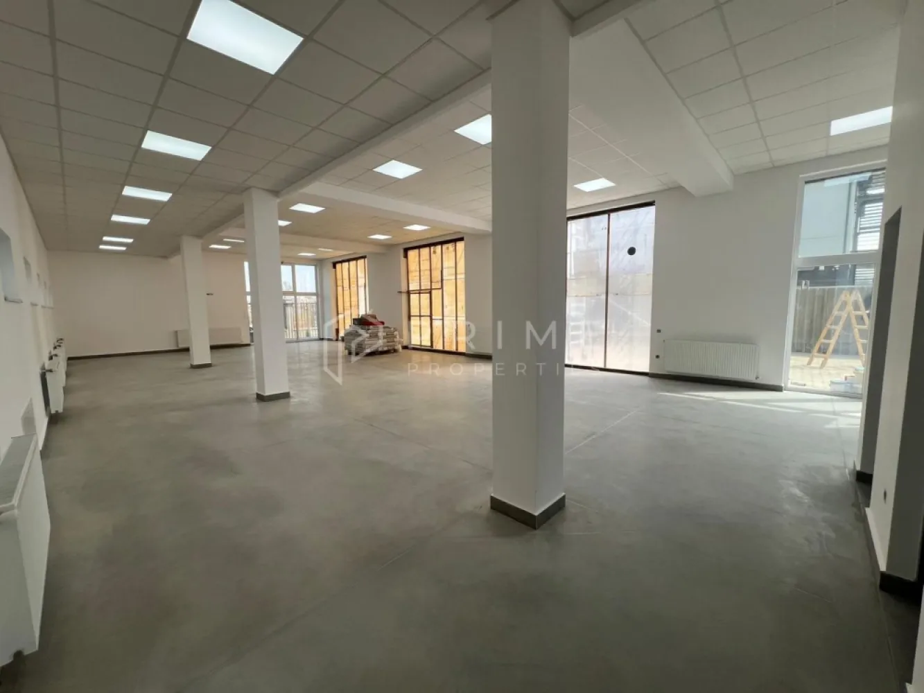 Clădire nouă de închiriat– zonă industrială Gheorghe Doja, Târgu Mureș - Disponibilă spre închiriere clădire nouă P+2, cu o suprafață utilă de aproximativ 500 mp, situată în zona industrială Gheorghe Doja, cu acces facil pentru activități comerciale și logistice.

Imobilul este conceput pentru flexibilitate maximă, fiind potrivit pentru o gamă largă de activități: showroom, producție, depozitare, distribuție sau birouri.

🔹 Compartimentare și avantaje

Parterul este păstrat cu goluri în locul geamurilor, oferind posibilitatea de adaptare în funcție de activitate (acces marfă, vitrine, zone de lucru)

Etaje (P+1 și P+2) pregătite pentru birouri sau activități administrative

Fiecare nivel dispune de:
✔️ 2 grupuri sanitare (femei / bărbați)
✔️ Chicinetă

🔹 Dotări

✔️ Sistem de supraveghere video
✔️ Sistem de alarmă
✔️ Geamuri cu 3 camere – izolație termică și fonică superioară
✔️ Clădire nouă, pregătită pentru personalizare în funcție de business

Proprietatea este ideală pentru companii care își doresc un spațiu versatil, modern și bine poziționat, cu posibilitatea de adaptare la nevoile specifice ale activității.

📩 Pentru detalii suplimentare și programarea unei vizionări, te invit să mă contactezi.