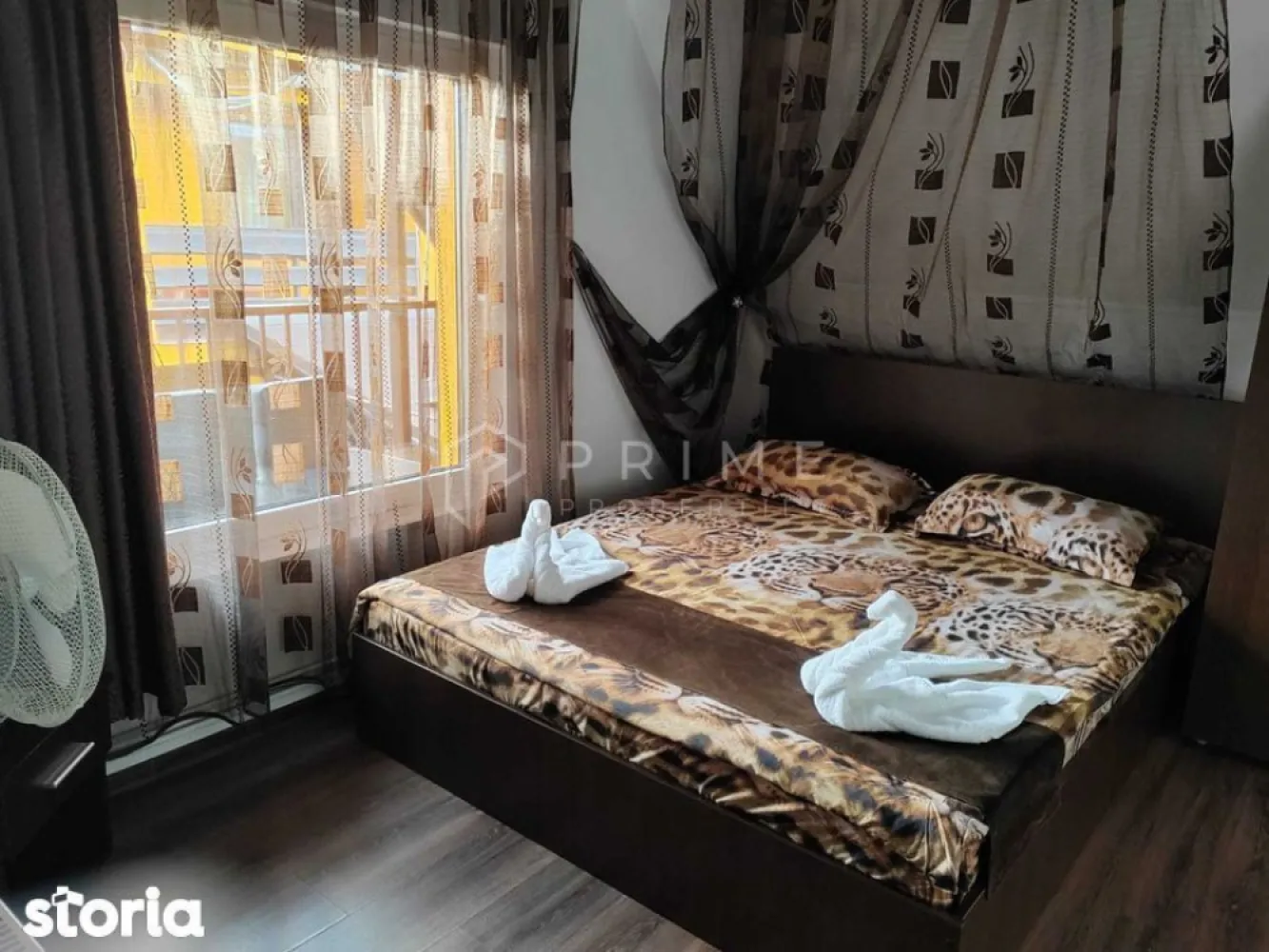 Pensiune Premium de Vânzare aproape de Sovata - Vă prezentăm o oportunitate rară:
Preiei astăzi o afacere turistică funcțională, cu reputație construită în 11 ani și rating excepțional — 9,7 pe Booking | 4,8 pe Google.

De ce este o investiție solidă:
Cerere turistică susținută pe durata sezonului estival, cu rezervări constante în weekend pe tot parcursul anului
Reputație online impecabilă, bază de clienți fidelizată
Oportunitate de extindere în segmentul wellness & recovery, susținută de ecosistemul turistic balnear consacrat al stațiunii Sovata.
Proprietatea — date tehnice:
2 clădiri separate, 368 mp construiți | Teren ~2.100 mp (2 nr. cadastrale)
9 camere | 8 băi + 3 toalete | Bucătărie echipată | Sală de mese
Sală pentru evenimente cu piscină interioară | 4 terase | 2 balcoane
Lac ornamental, livadă, parcare generoasă, grătar, loc ceaun
Construcție cărămidă | Tâmplărie termopan | Centrală termică
Racordată la toate utilitățile: apă, gaz, electricitate trifazată
Mobilată și echipată complet — preluare imediată
Ideal pentru: investitori care doresc un business gata operațional, fără costuri de pornire.

Preț 309000euro deschis negocierilor, inclusiv schimb parțial cu apartamente în Târgu Mureș sau Sovata.

Programează o vizionare

La Prime Properties, fiecare tranzacție înseamnă mai mult decât o simplă achiziție – este un proces complet, în care colaborăm cu cei mai buni profesioniști: notari, avocați, designeri, arhitecți, evaluatori, specialiști în certificate energetice, consultanți de credite imobiliare.
Astfel, atunci când alegi o proprietate prin noi, primești la pachet și siguranță, transparență și servicii impecabile pe tot parcursul drumului tău către casa ideală.
Ne dedicăm 100% fiecărui client, iar asta se reflectă în rezultate și în încrederea pe care o primim înapoi prin recomandările lor.
Proprietatea aceasta nu se potrivește exact nevoilor tale?
Lasă-ne să îți găsim alternativa potrivită. Agentul nostru îți va oferi soluții avantajoase și adaptate stilului tău de viață.
📞 Contactează-ne astăzi. Până acum nu am dezamăgit niciun client – și nu vom începe cu tine.
Comision 0% pentru cumpărători